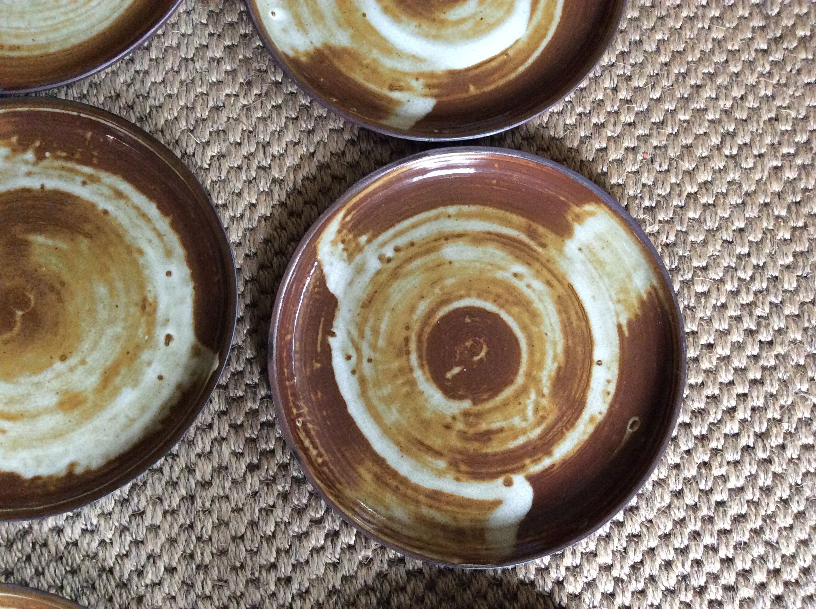 Série de 12 assiettes plates en grès