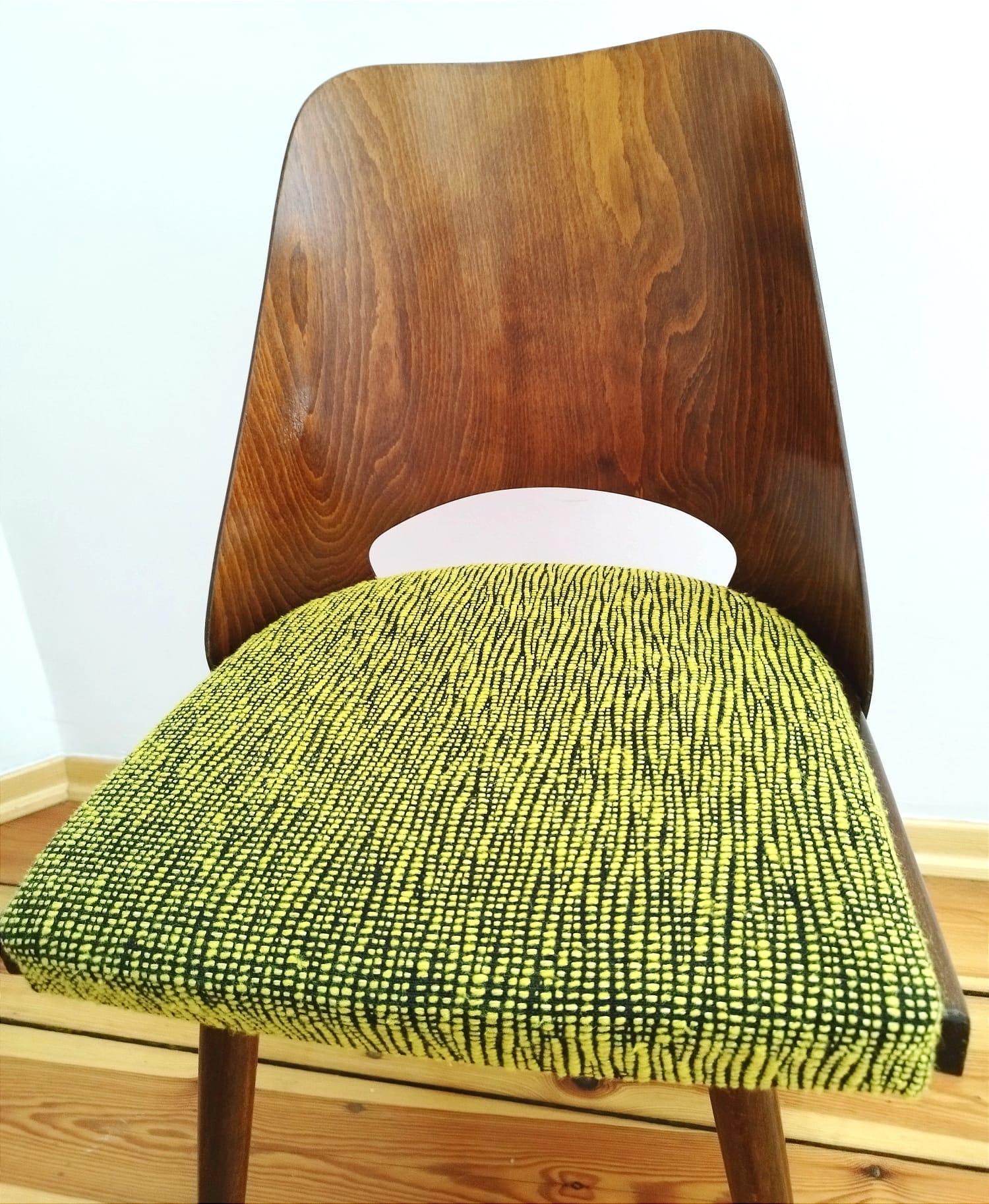 Ensemble de quatre chaises O. Haerdtl, Ton, Holesov, Tchécoslovaquie, les années 60