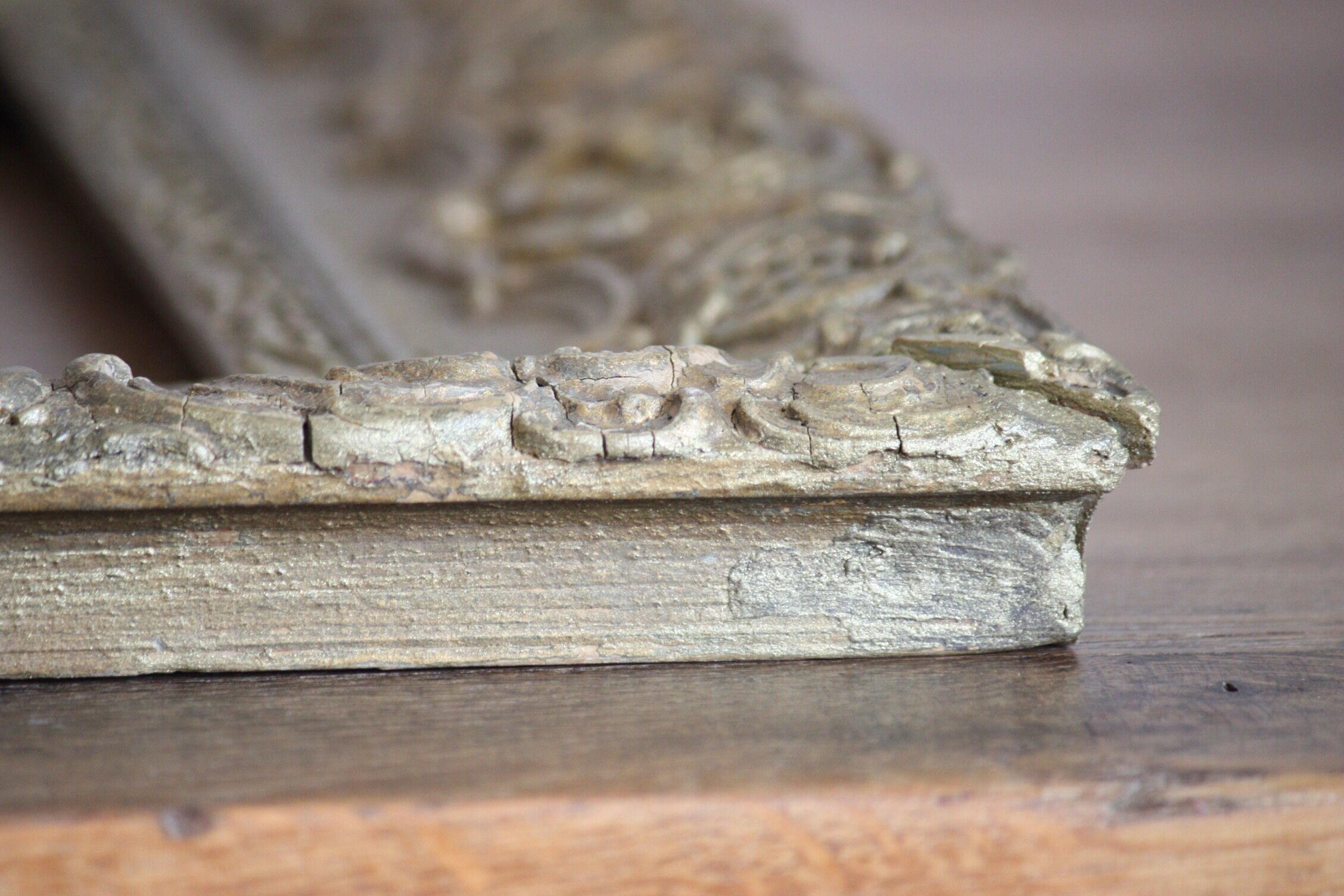 Gilded wooden and stucco frame