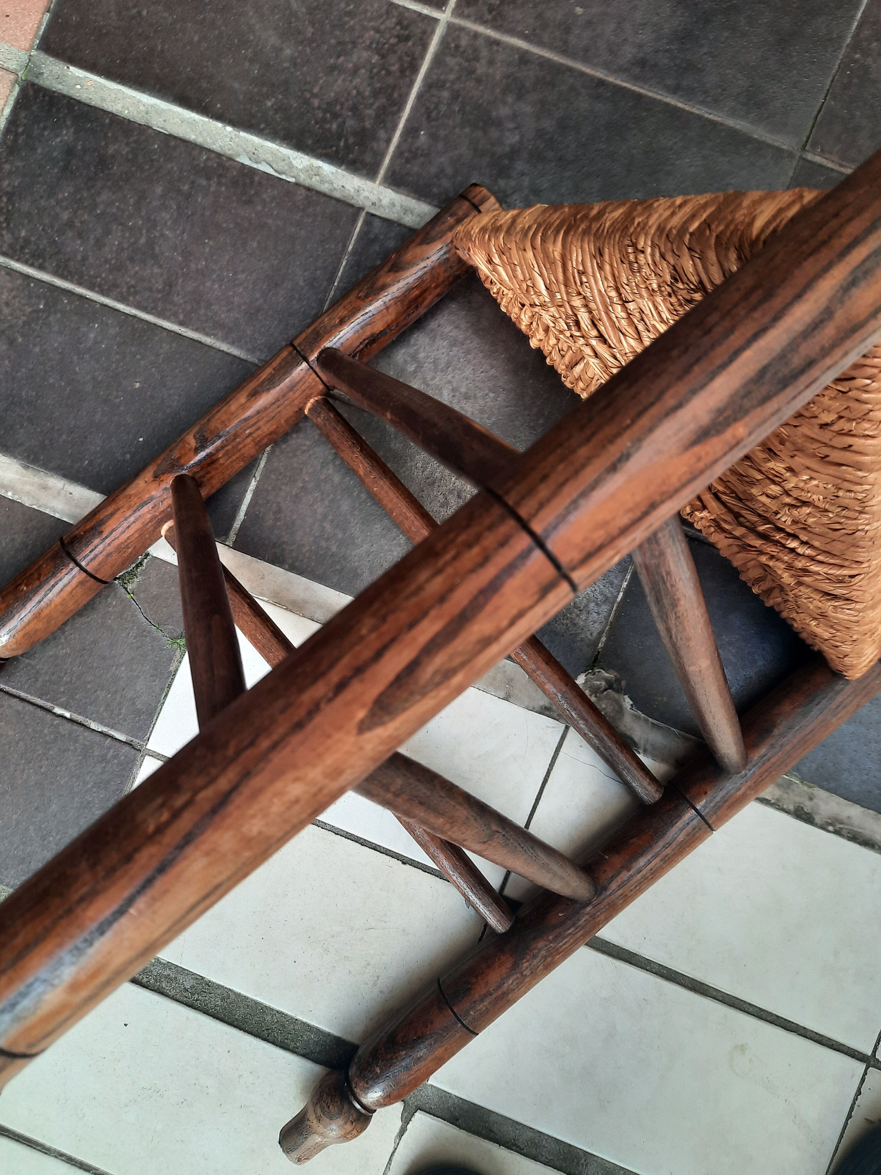 Tabouret triangulaire style Charlotte Perriand