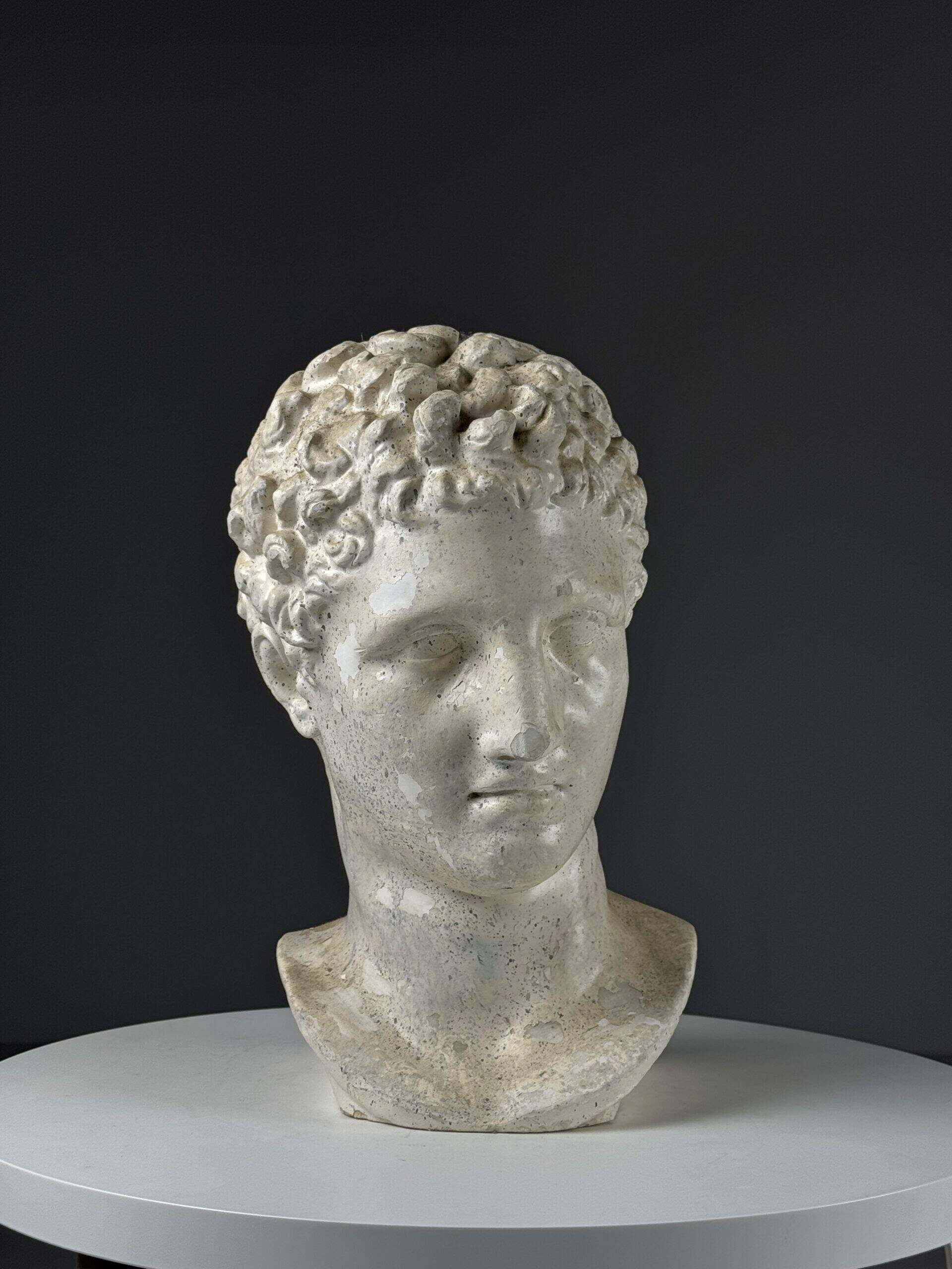 Sculpture de tête d'Hermès en plâtre