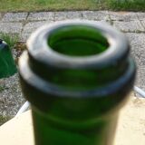 Bouteille en verre soufflé vert de 58 cm.
