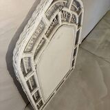 Miroir vintage en rotin blanc à encadrement gothique