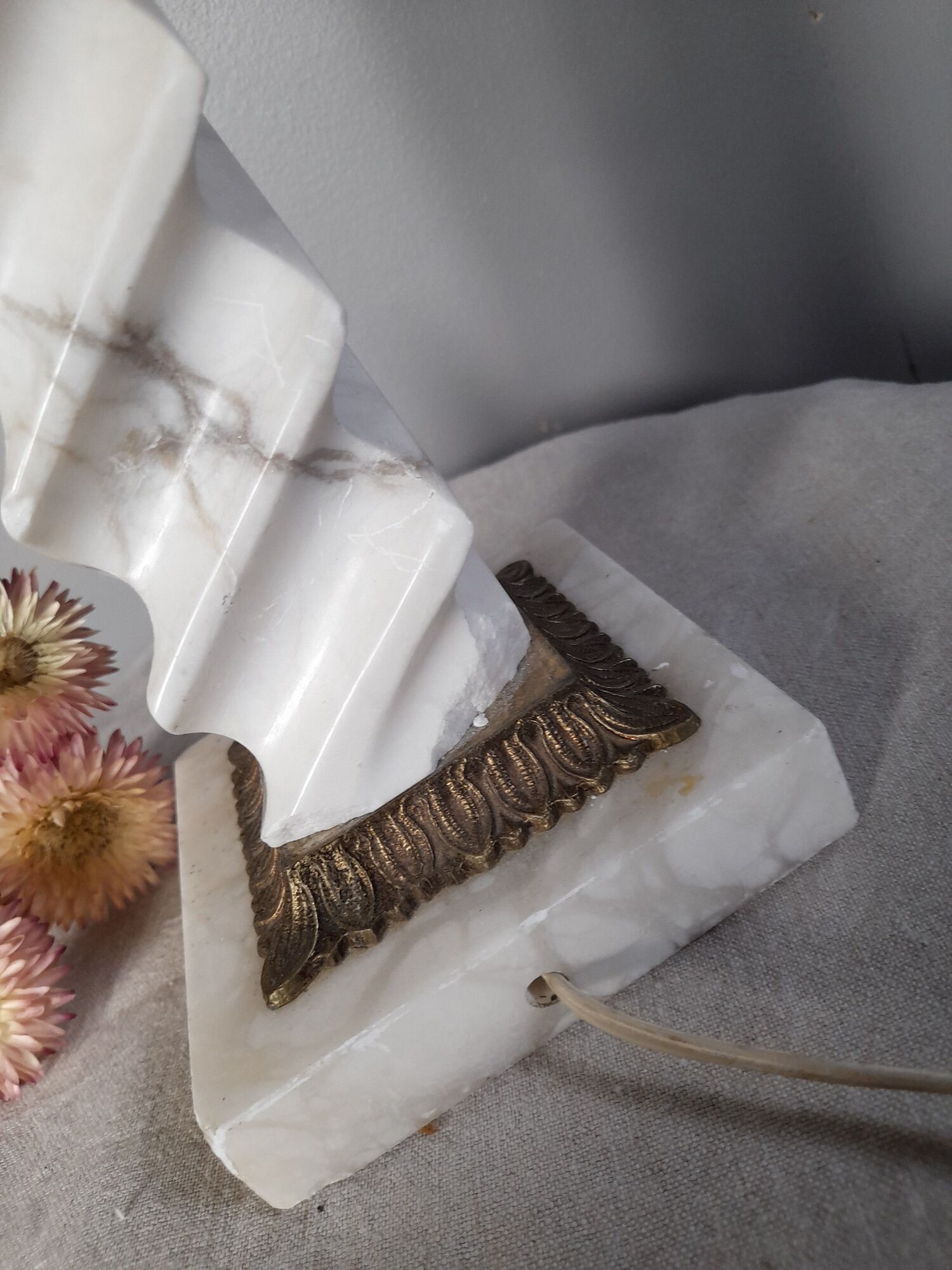 Twisted lamp foot in white marble and brass, square base - 1950's