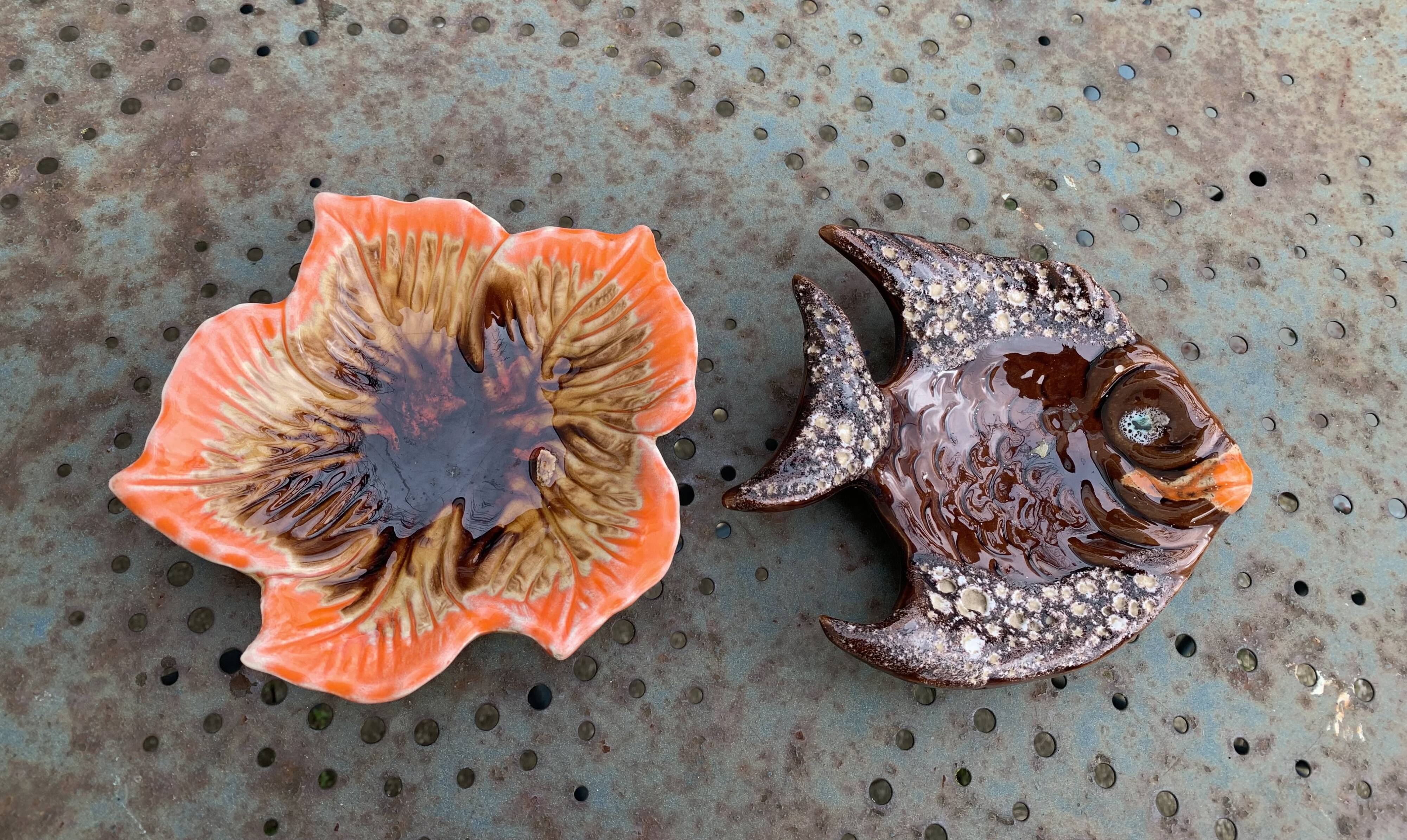 Lot composed of small barbotine dishes in enamelled ceramic, leaf and fish, Vallauris style
