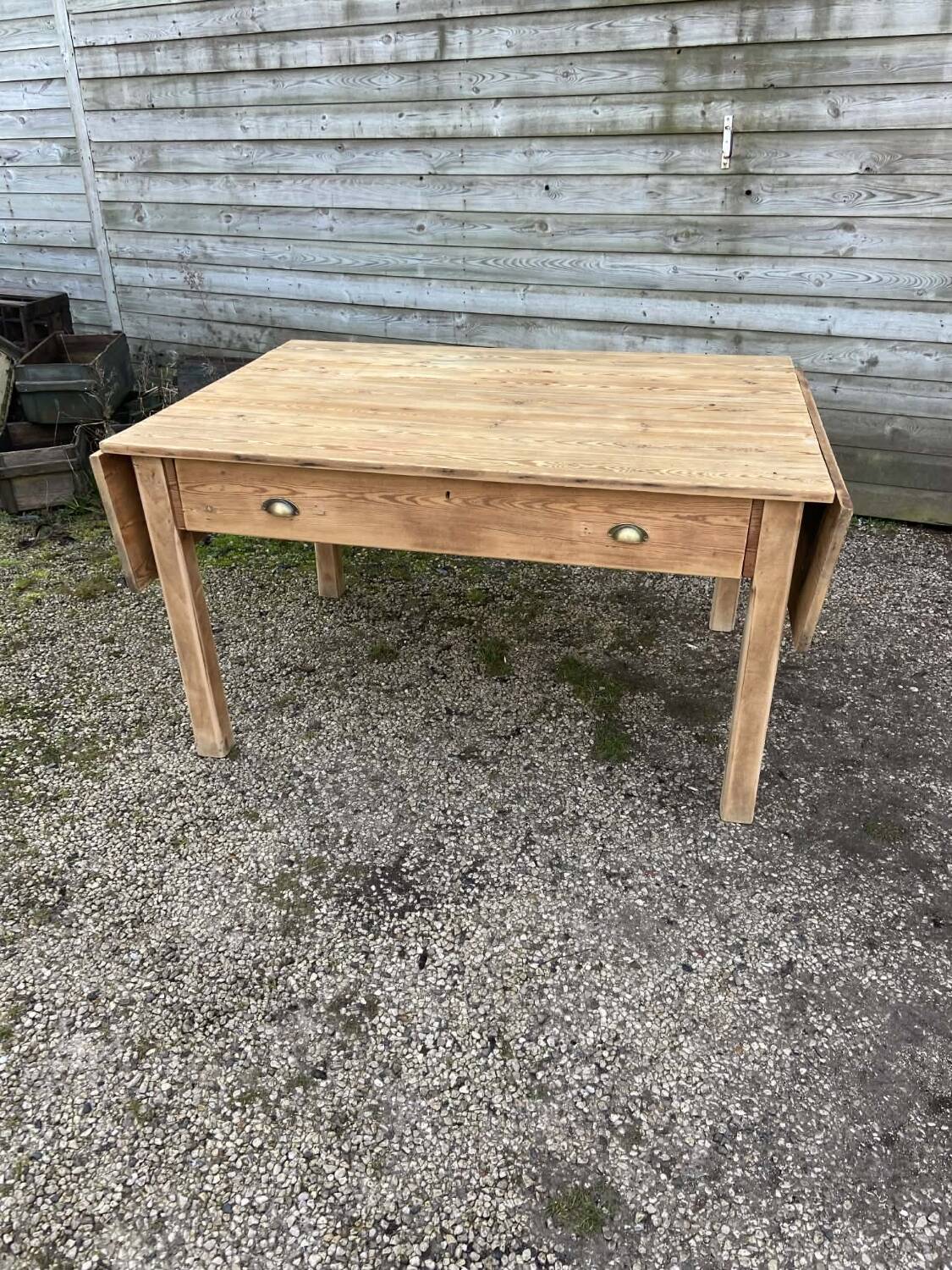 Old solid pine table – farmhouse spirit with a rustic style