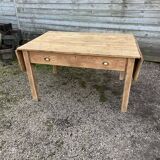 Old solid pine table – farmhouse spirit with a rustic style