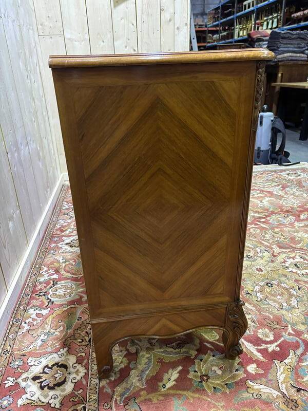 Commode en noyer de style Louis XV / rocaille