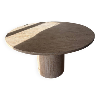 Round table in travertine