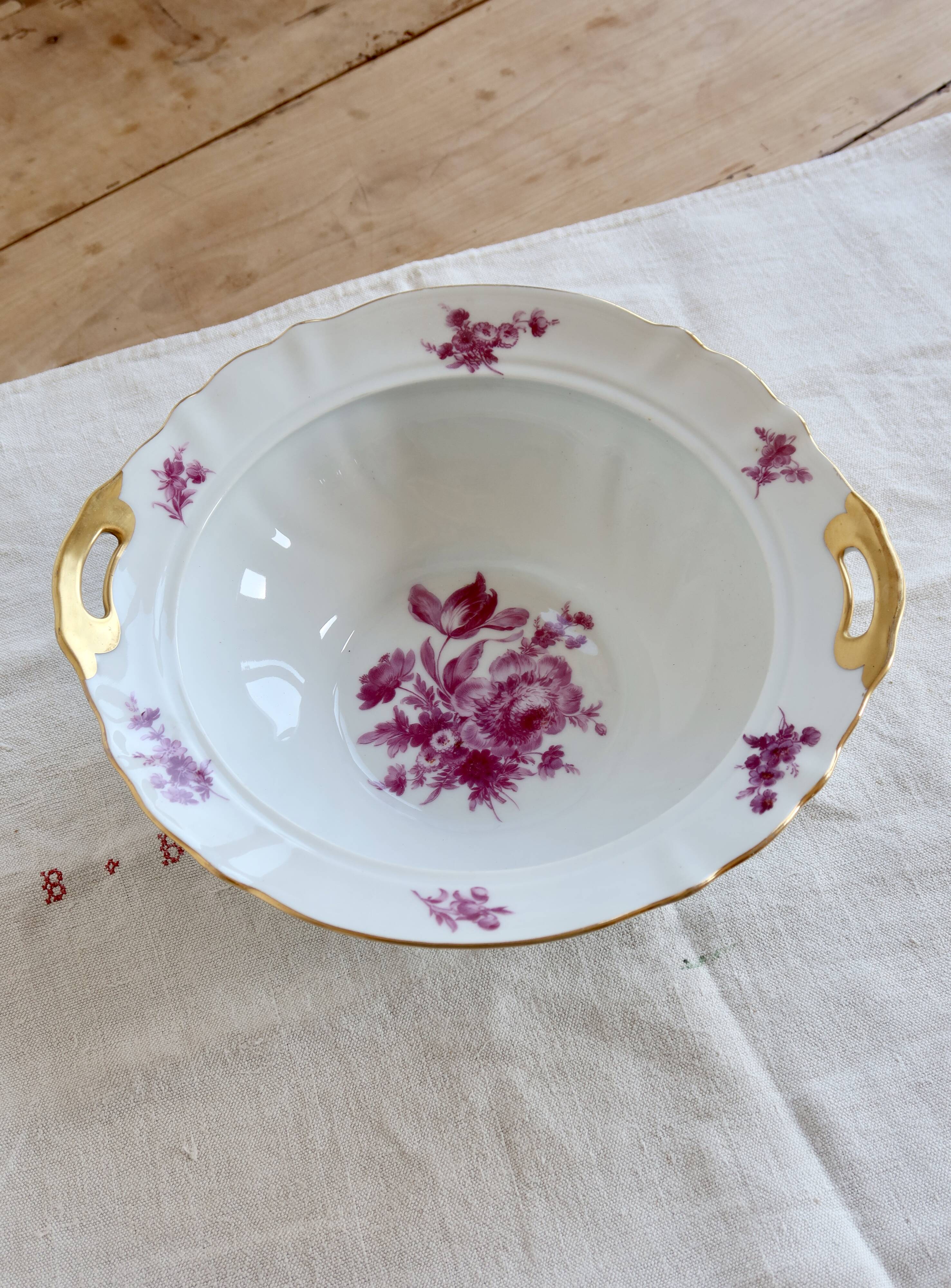 Vintage salad bowl in Limoges porcelain by Ahrenfeld – Pink floral decoration