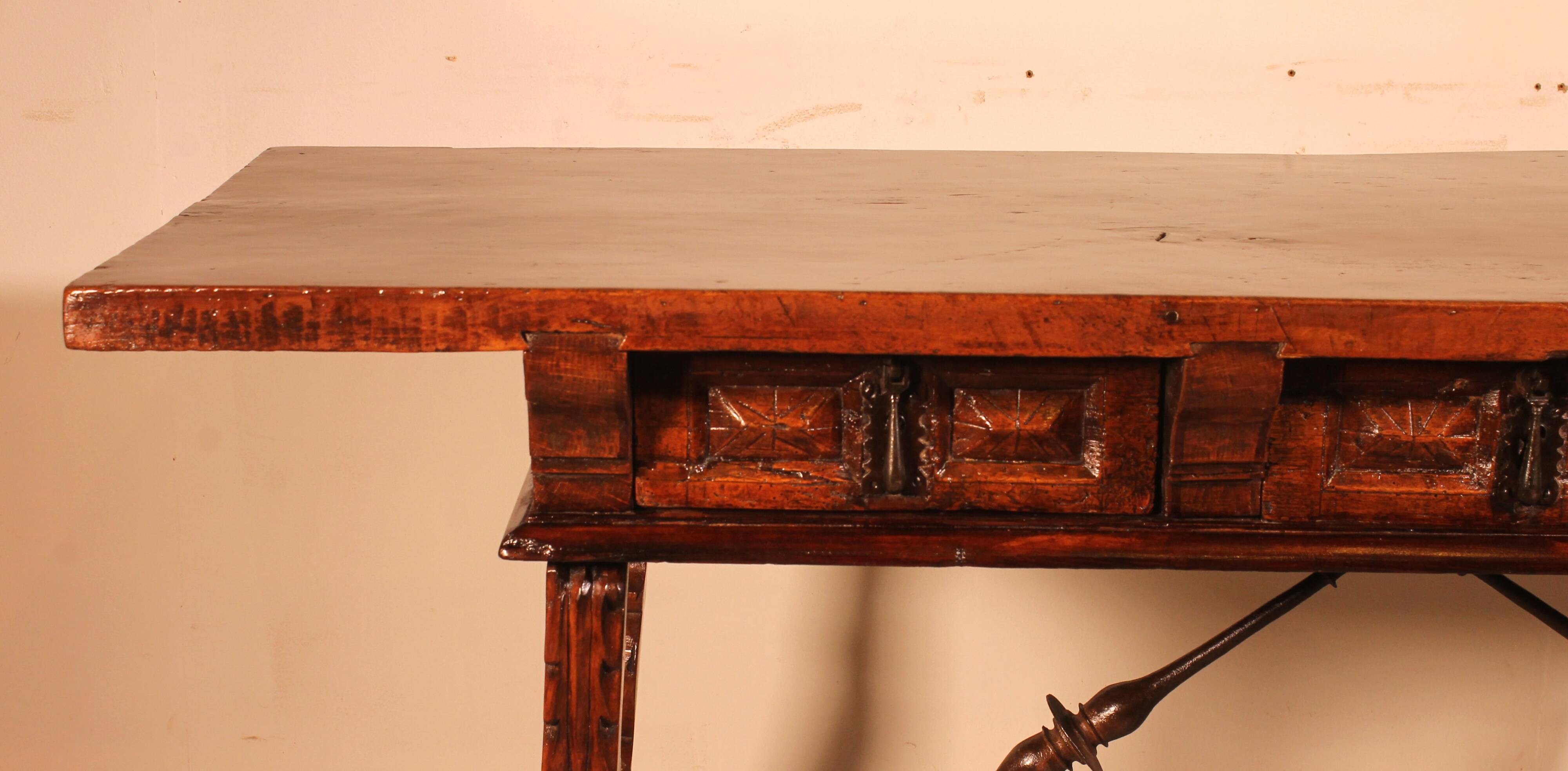 Spanish walnut console - 17th century