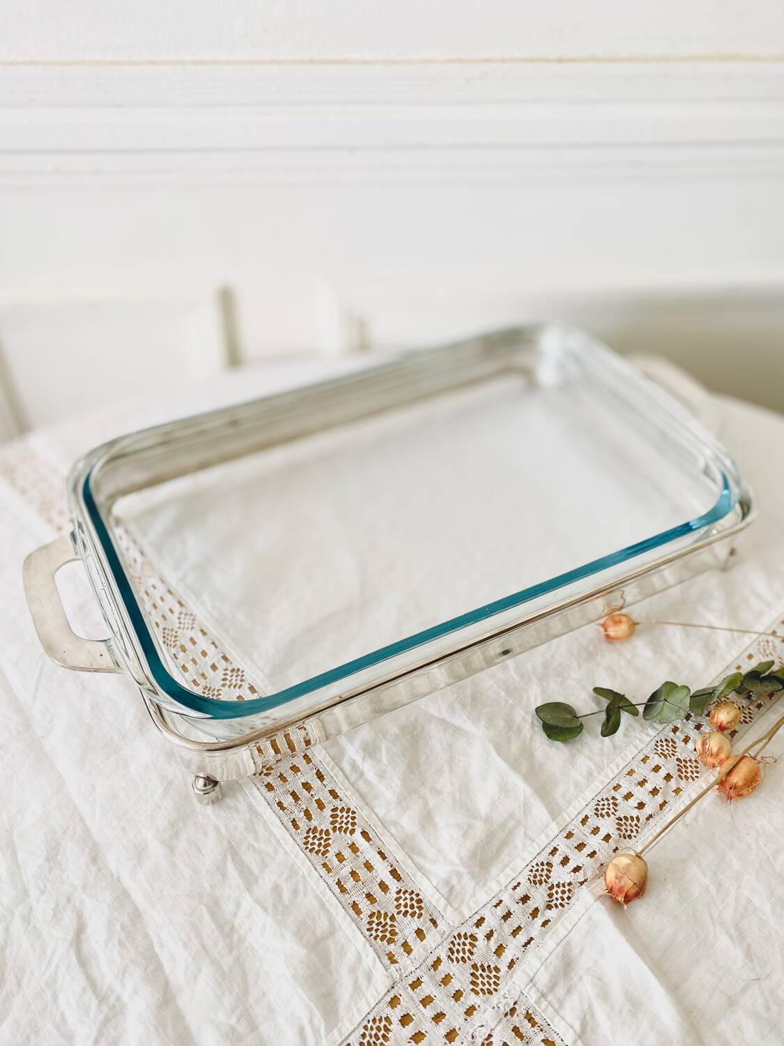 Rectangular Pyrex dish on silver metal support
