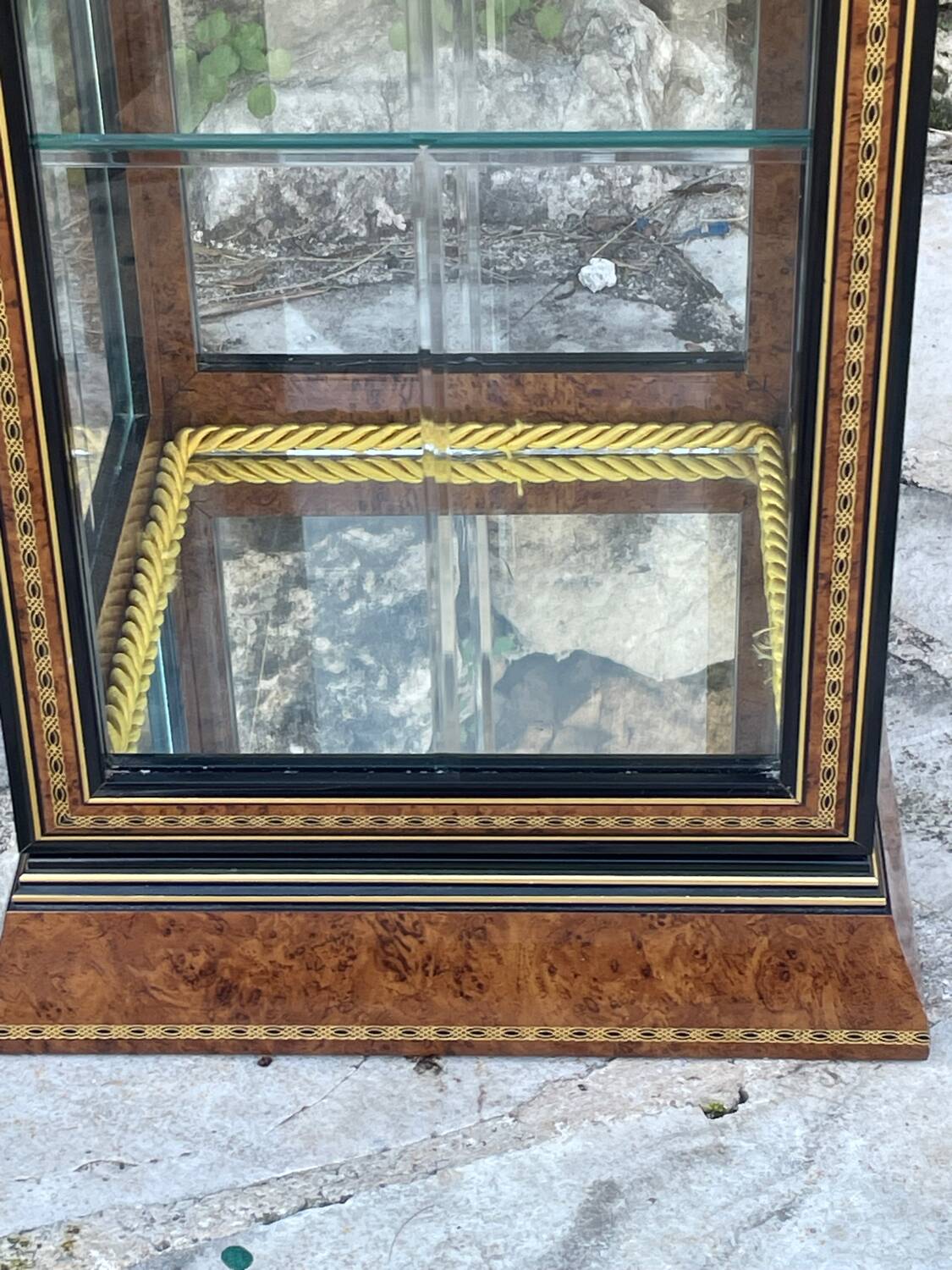 Pair of display cases in magnifying glass and black & gold lacquer, 20th century period