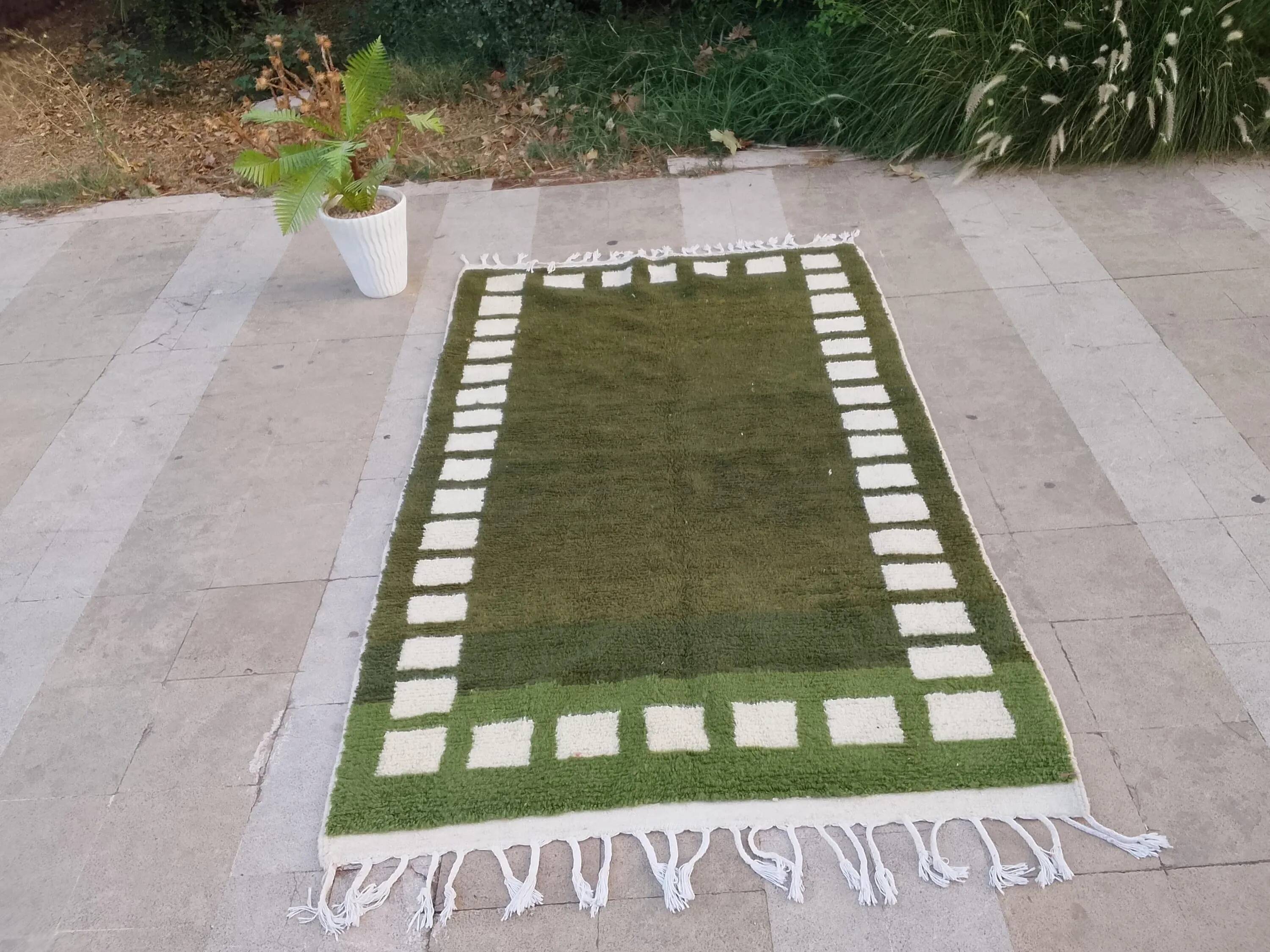 Handwoven Moroccan rug, natural wool, 250cm x 150cm, elegant decoration.