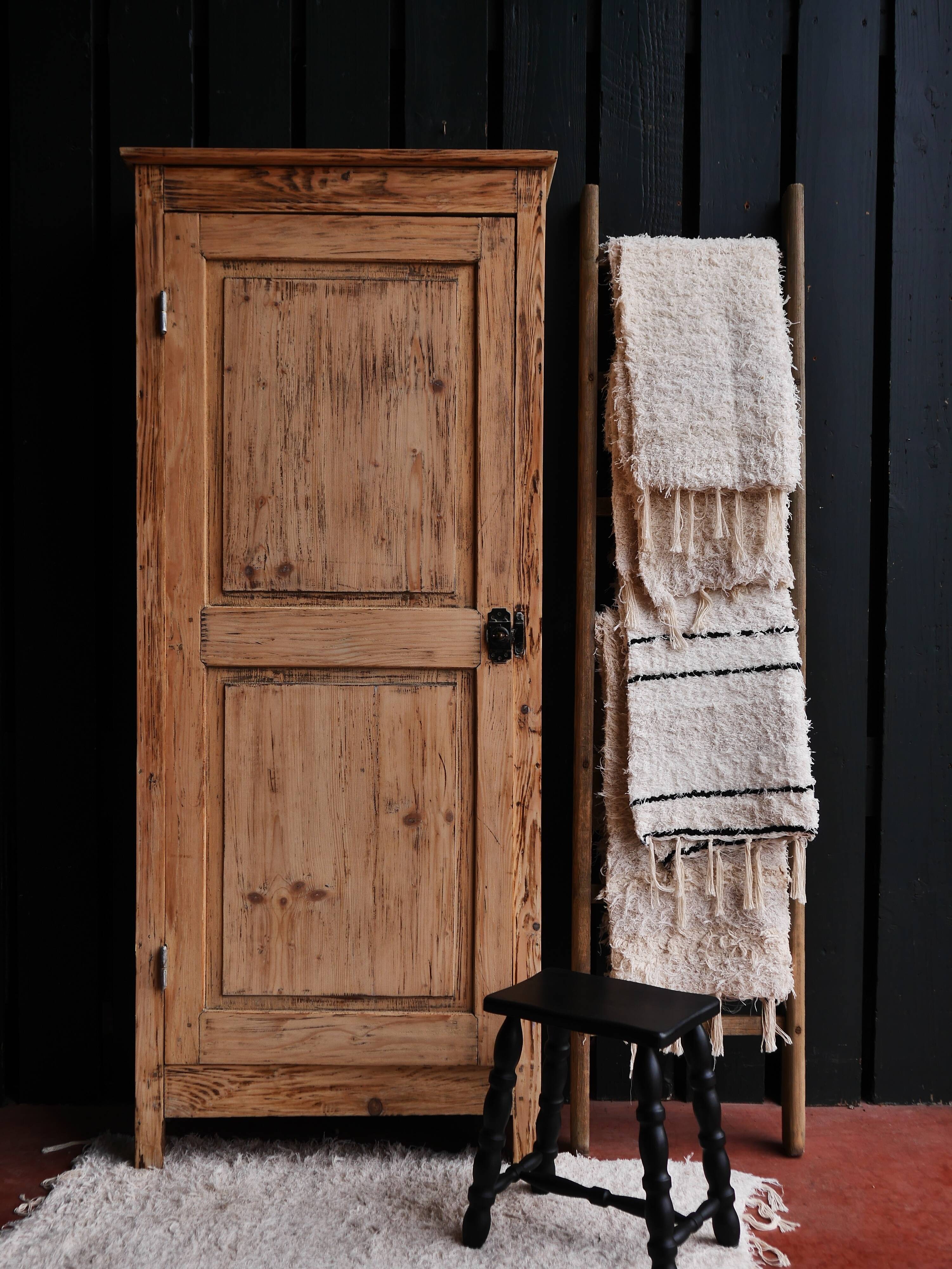 Single-door wardrobe / cupboard