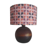 Lampe à poser pied boule en bois massif, abat jour géométrique rose