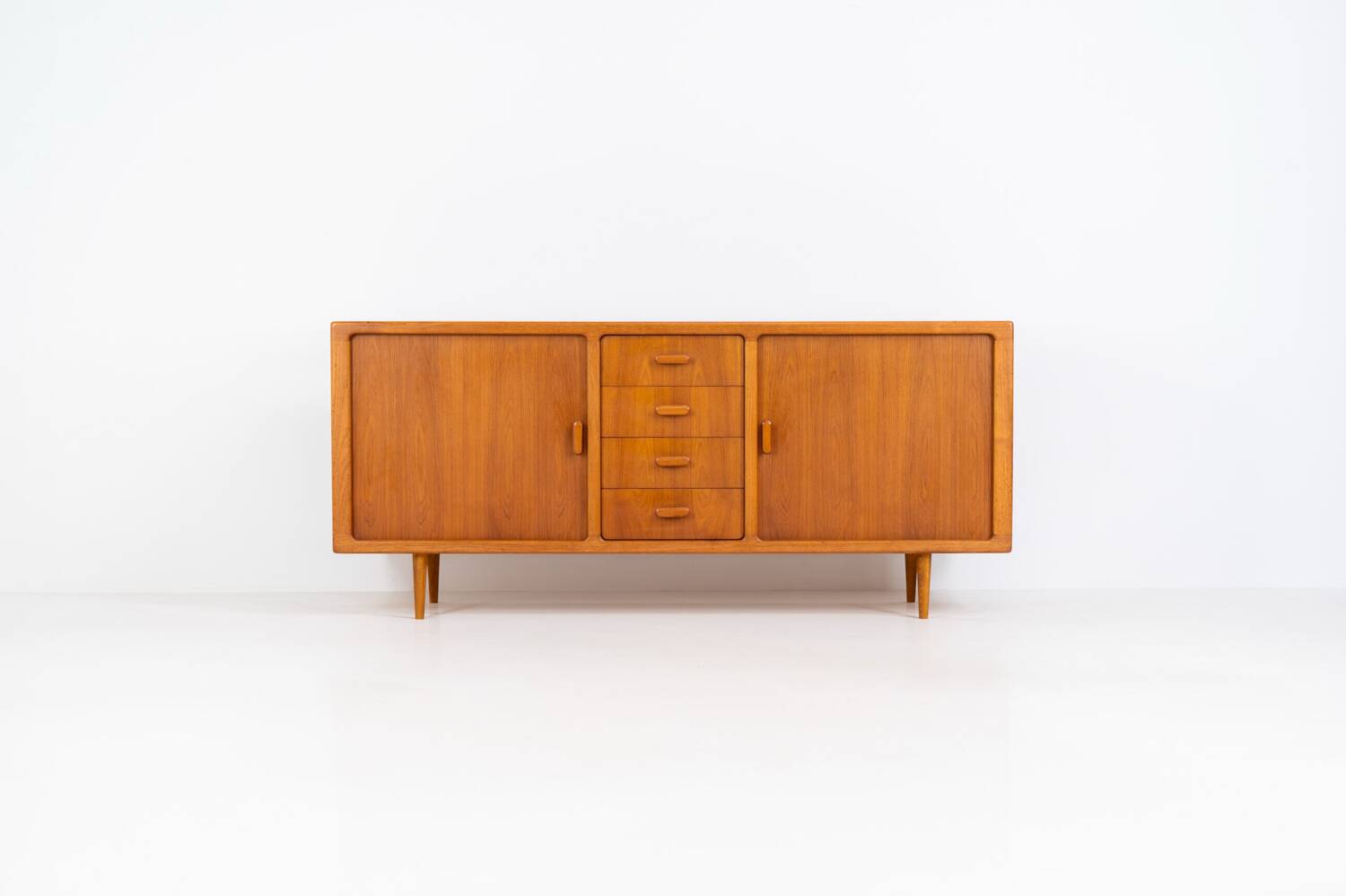 Buffet en teck avec portes à tambour par Silkeborg (Danemark, années 1960).
