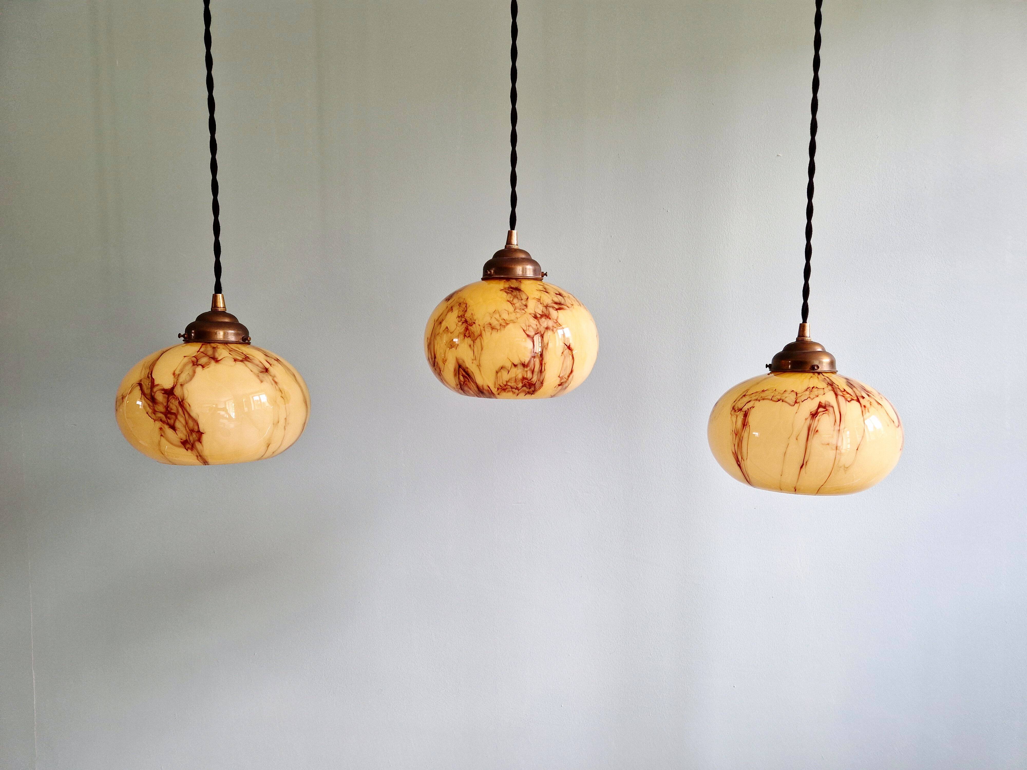 Trio de suspensions art déco en opaline marbrée, Scailmont, 1920-30