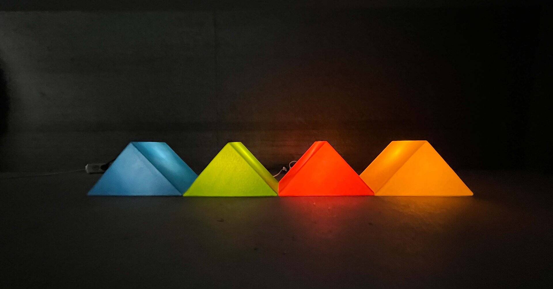 Lampe de sol ou de table en forme de prisme vert postmoderne de Heico, années 1980.