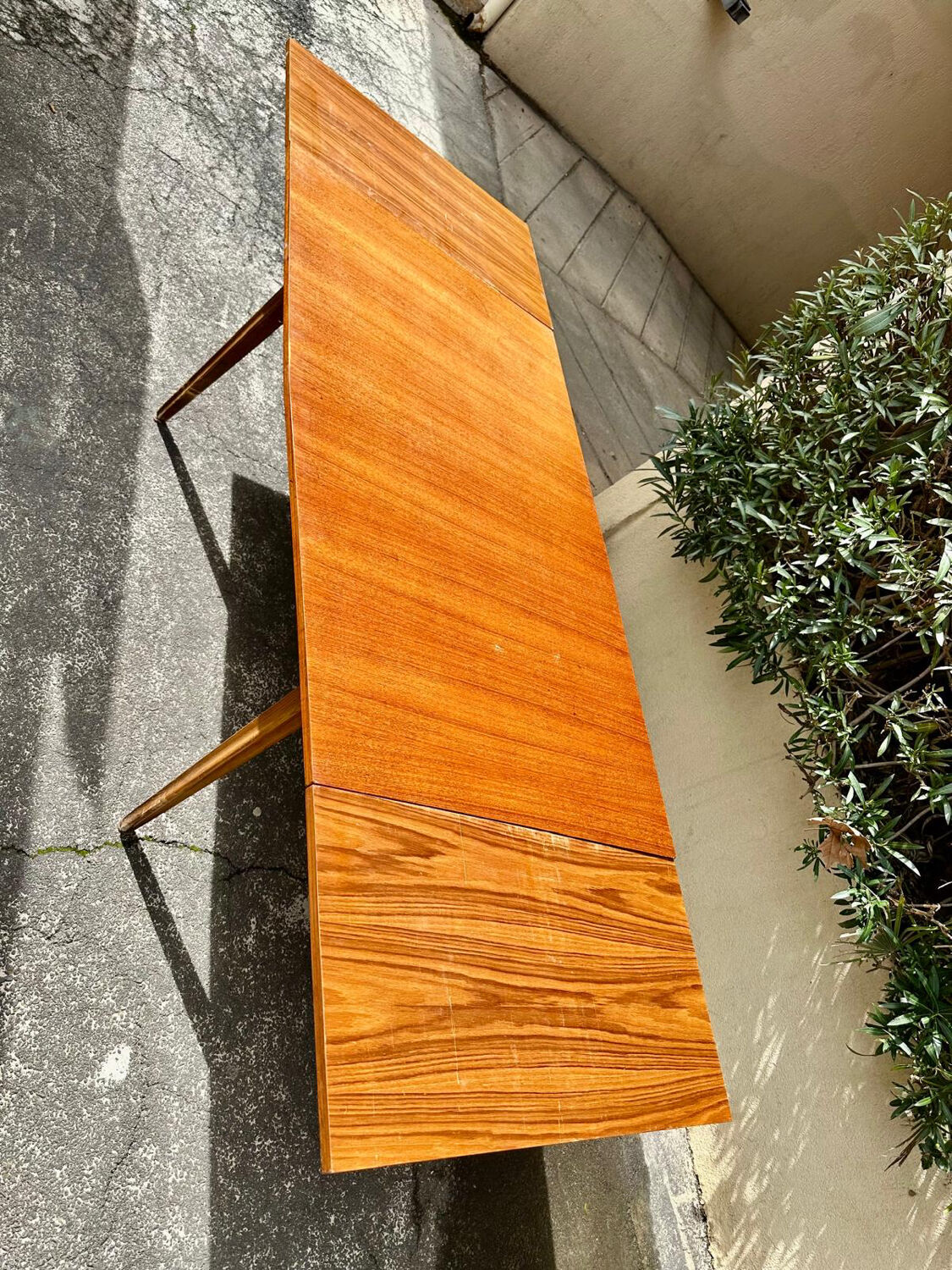 Scandinavian extendable dining table in teak veneer.