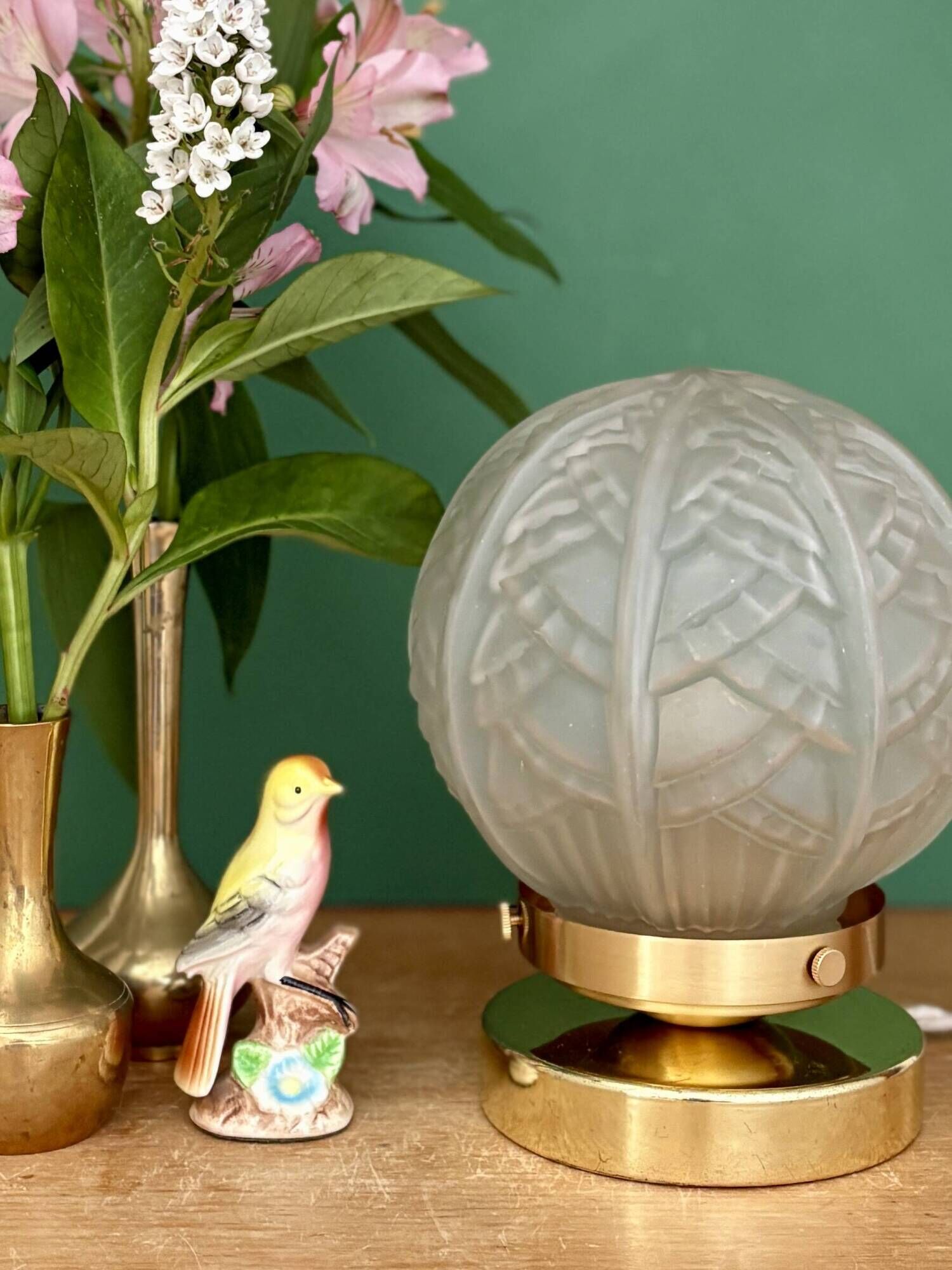 Lampe à poser globe vintage art déco en verre dépoli