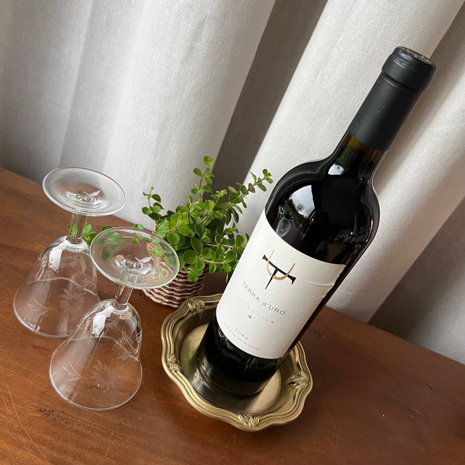 Bronze cup, chiseled