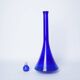 Carafe en verre bleu