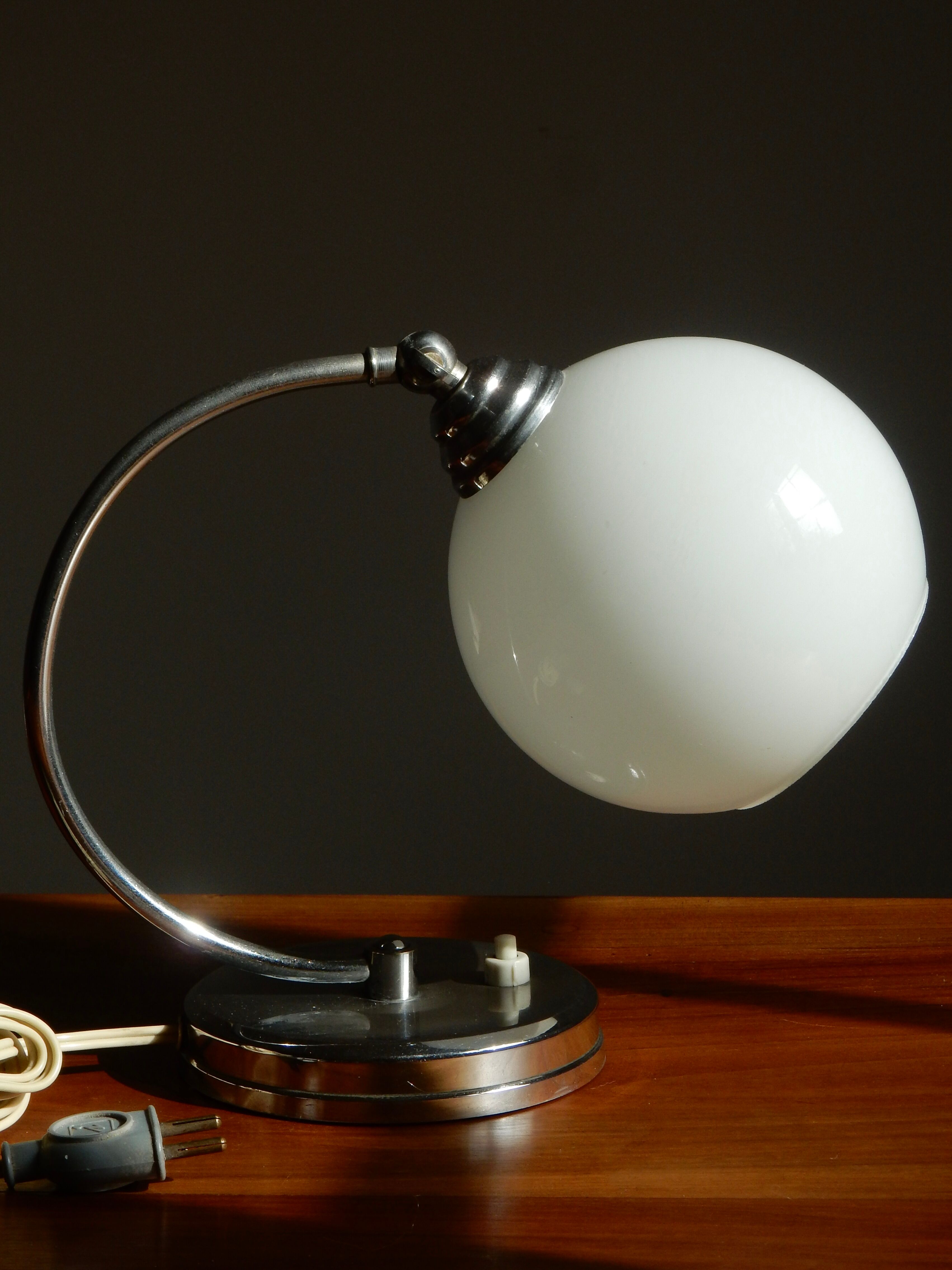 Bedside lamp shaped Art Deco ball of the 30s