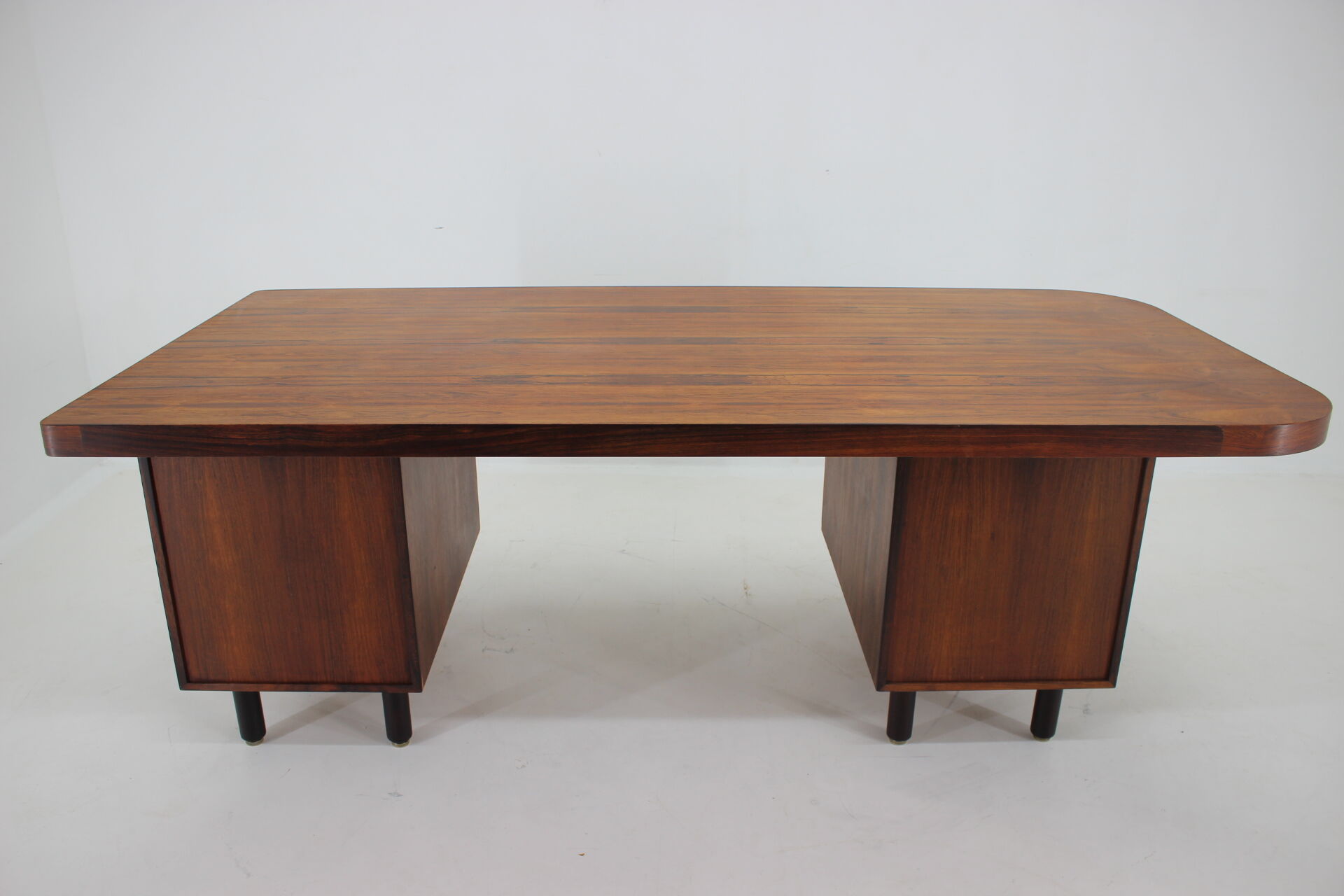 1960s Large exclusive free standing palisander desk