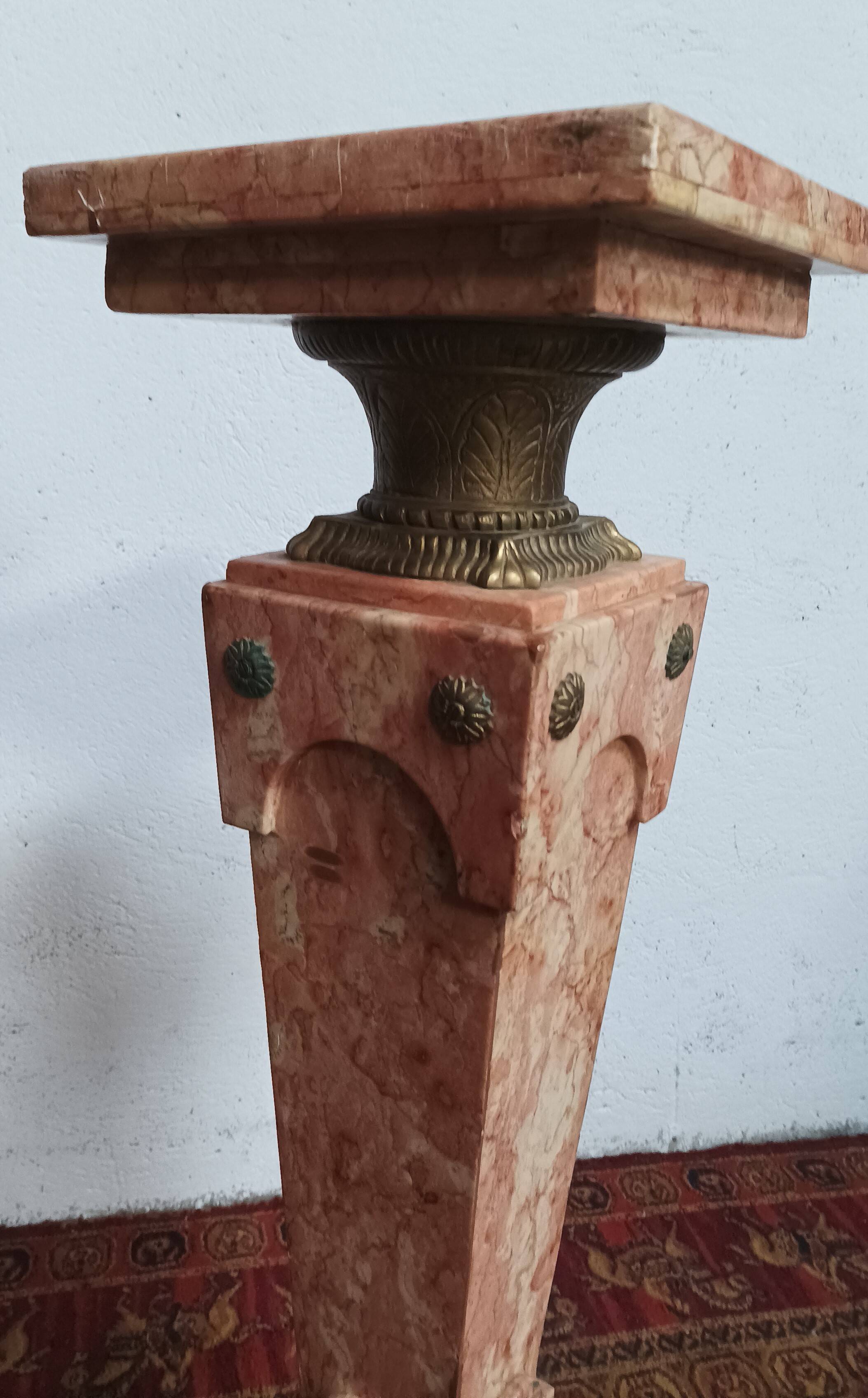 Tall column in pink marble and bronze, Louis XVI style