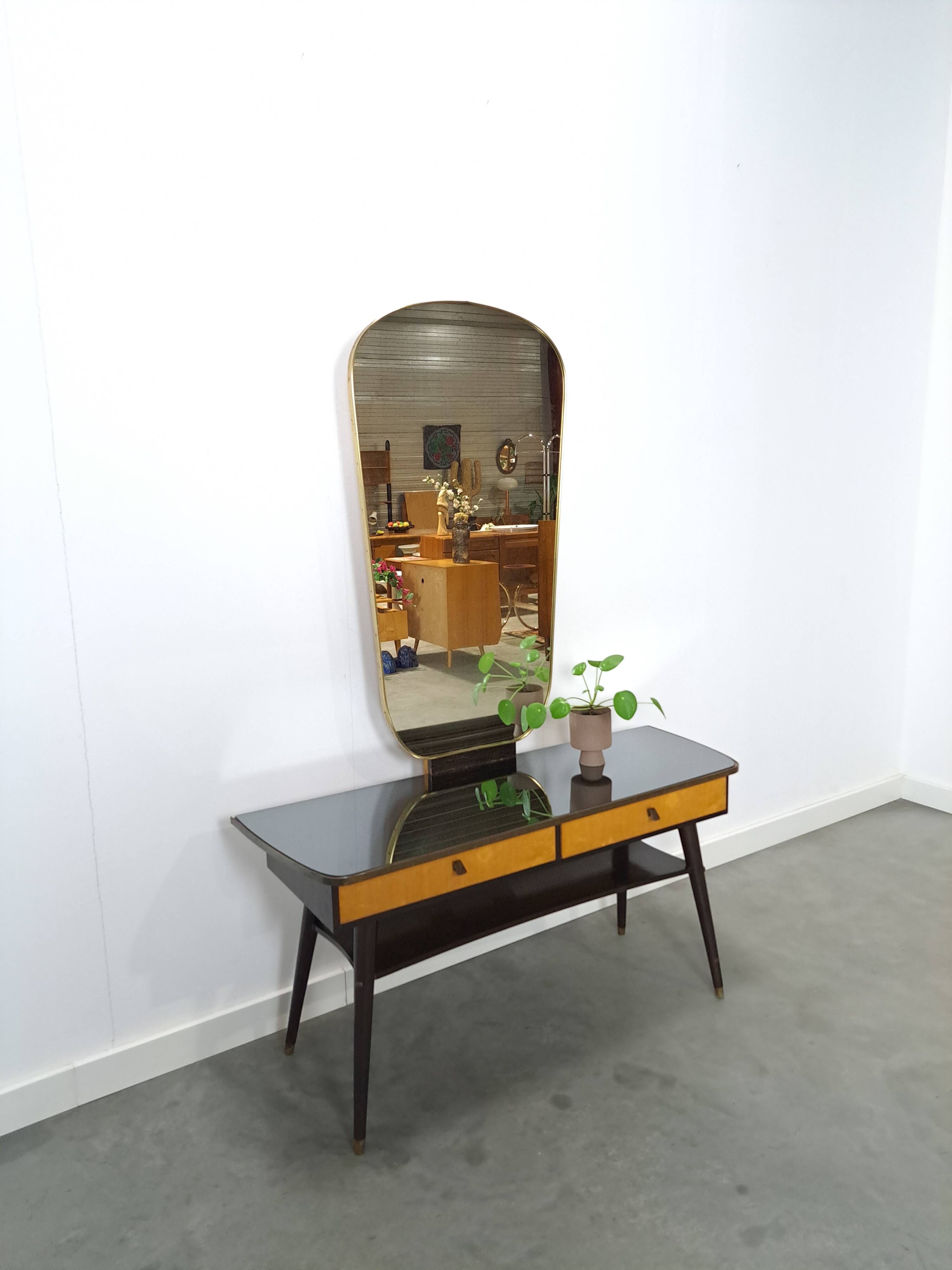 Sidetable met lades en grote spiegel met gouden rand, kaptafel