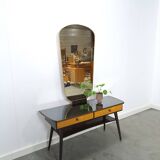 Sidetable met lades en grote spiegel met gouden rand, kaptafel