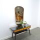 Sidetable met lades en grote spiegel met gouden rand, kaptafel