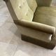 canapé crapaud double vintage en tissu vert olive et passementerie 