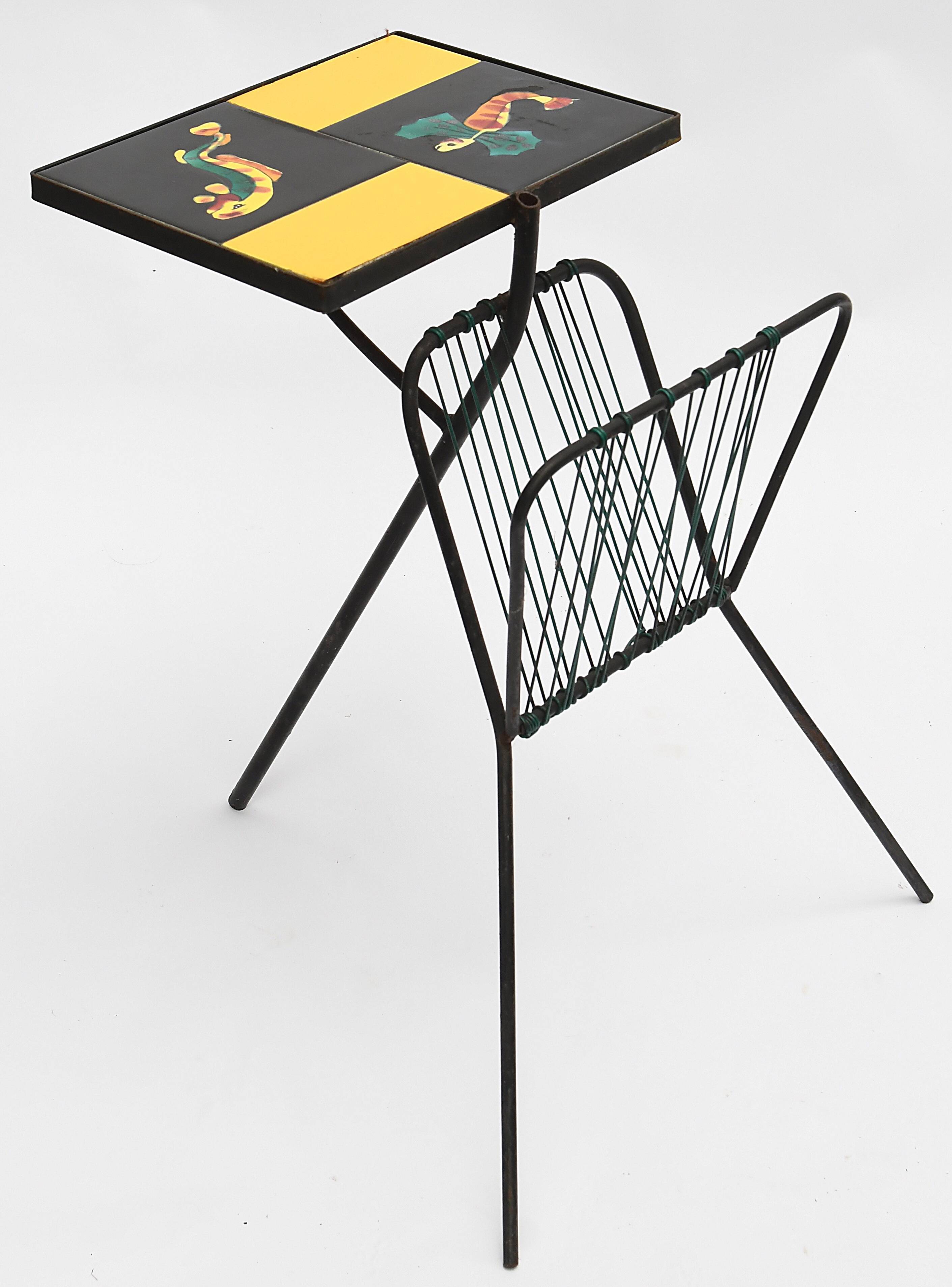 Vintage scoubidou magazine holder