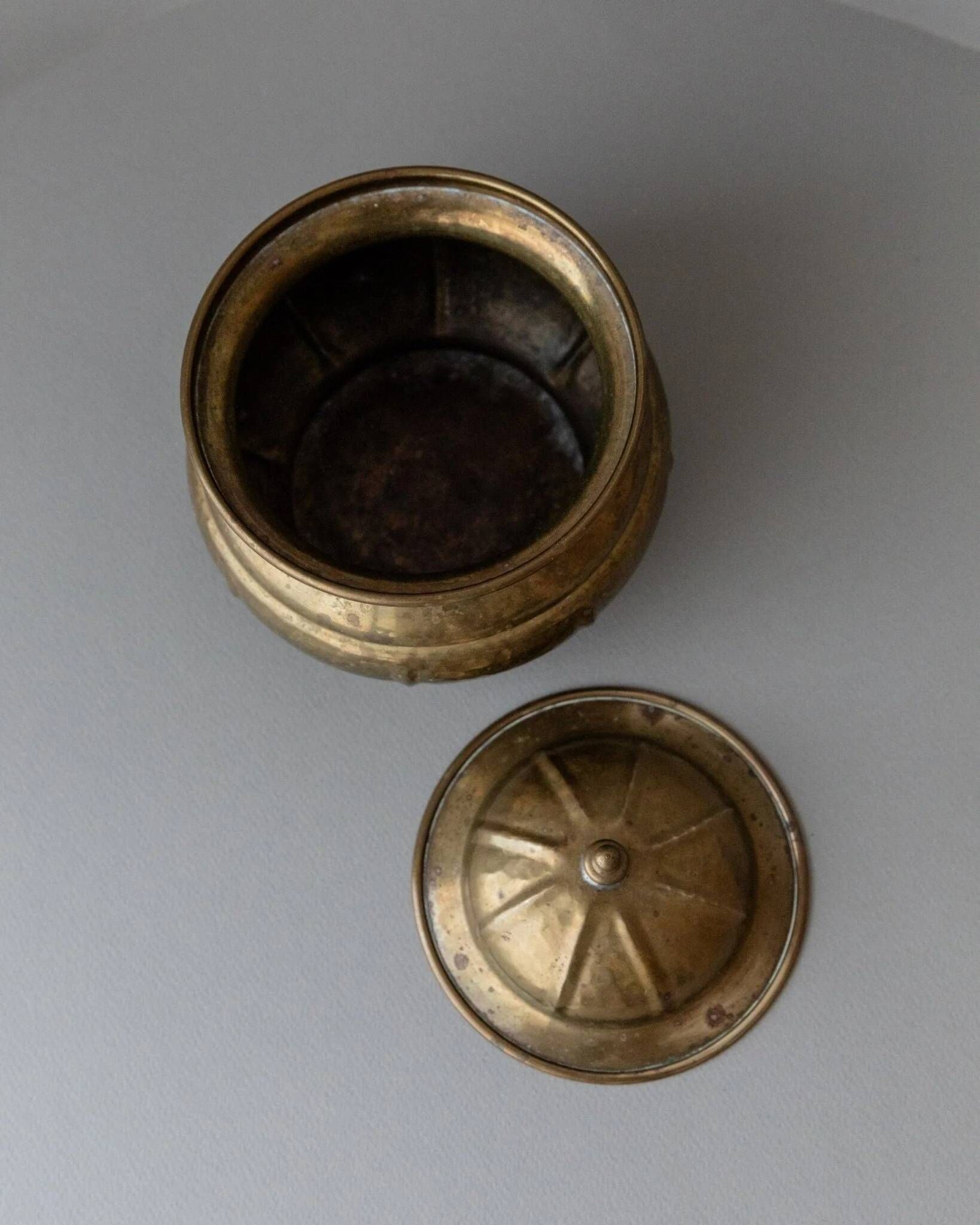 Vintage gold-toned brass box with lid, handmade in Italy (1950s) – elegant storage for biscuits or jewelry