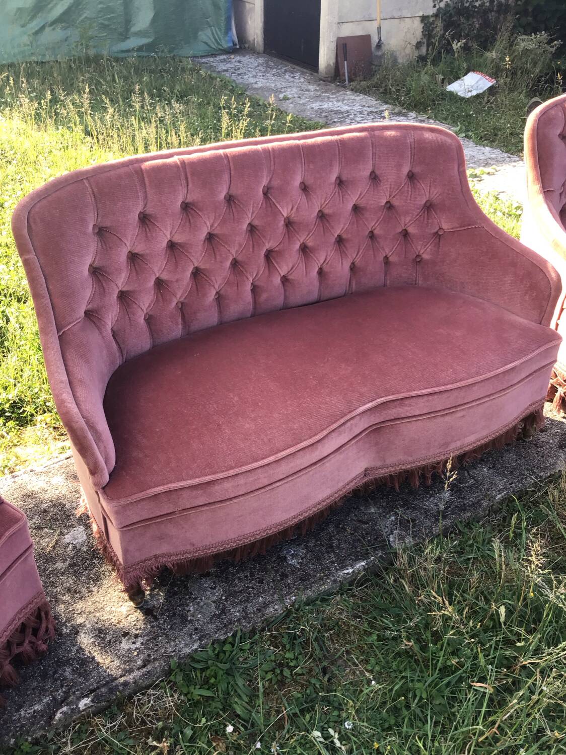 Sofa and 2 toad armchairs