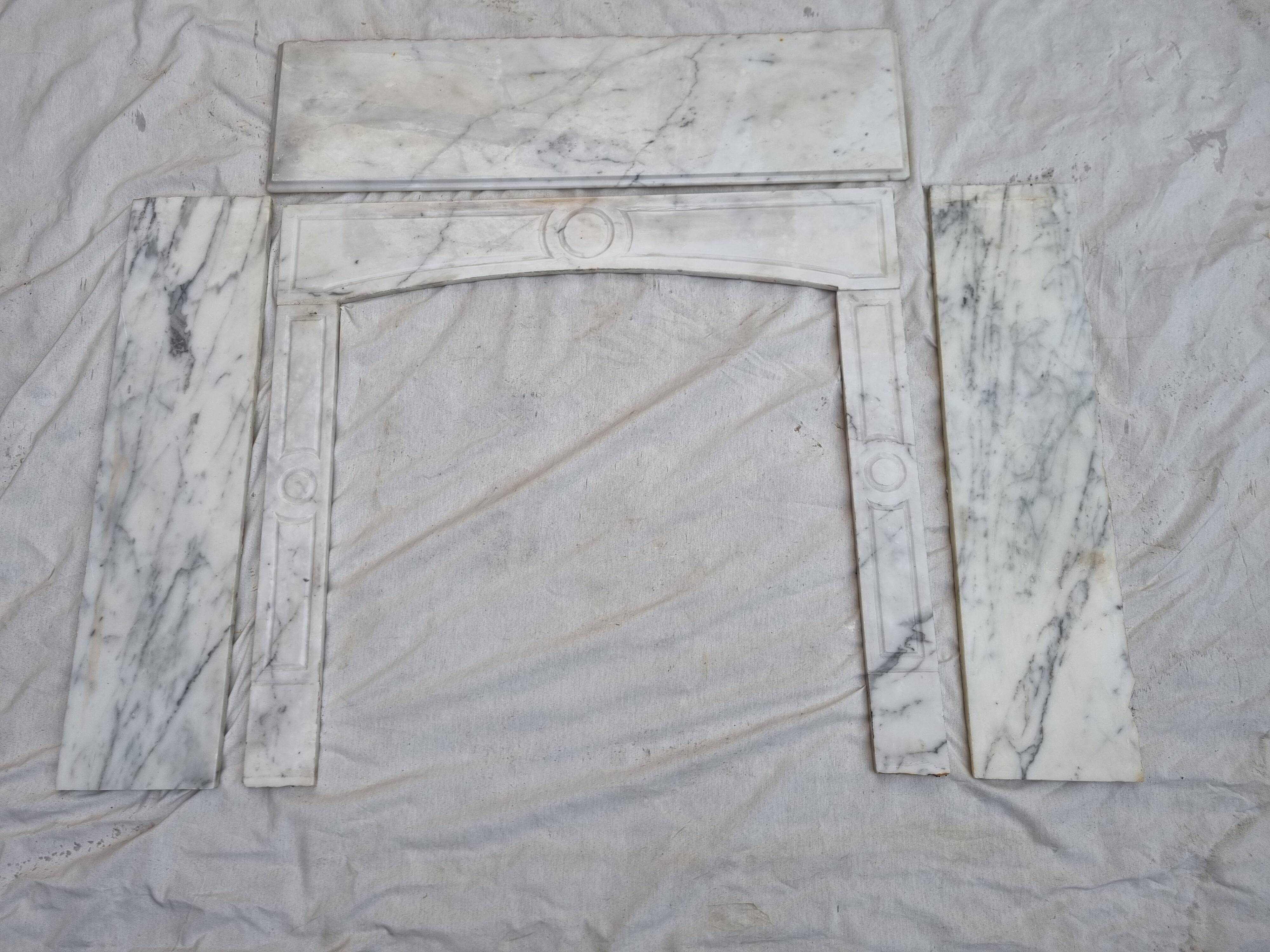 Cheminée Pompadour en marbre blanc de Carrare