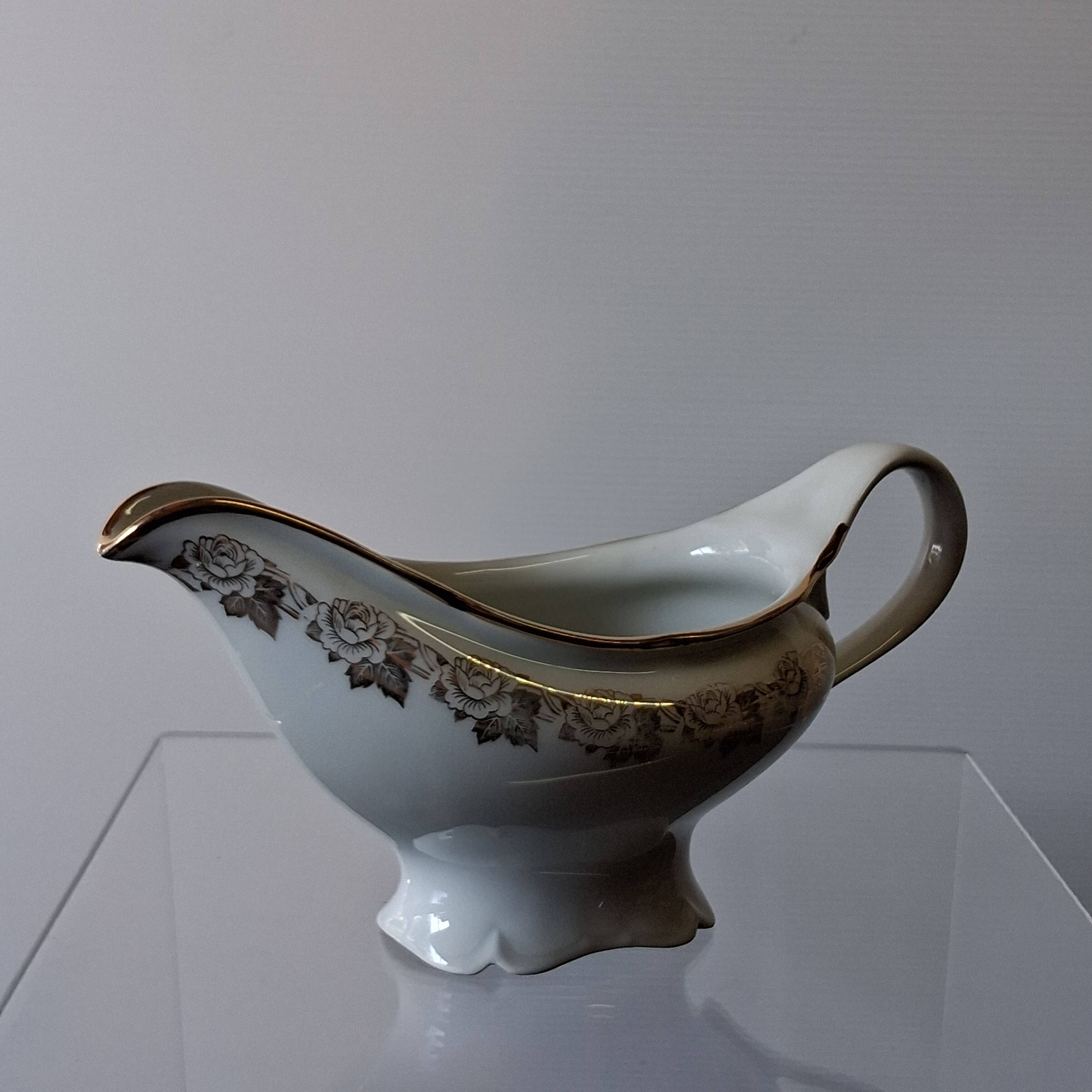 Very pretty porcelain sauceboat from Vierzon in very good condition.