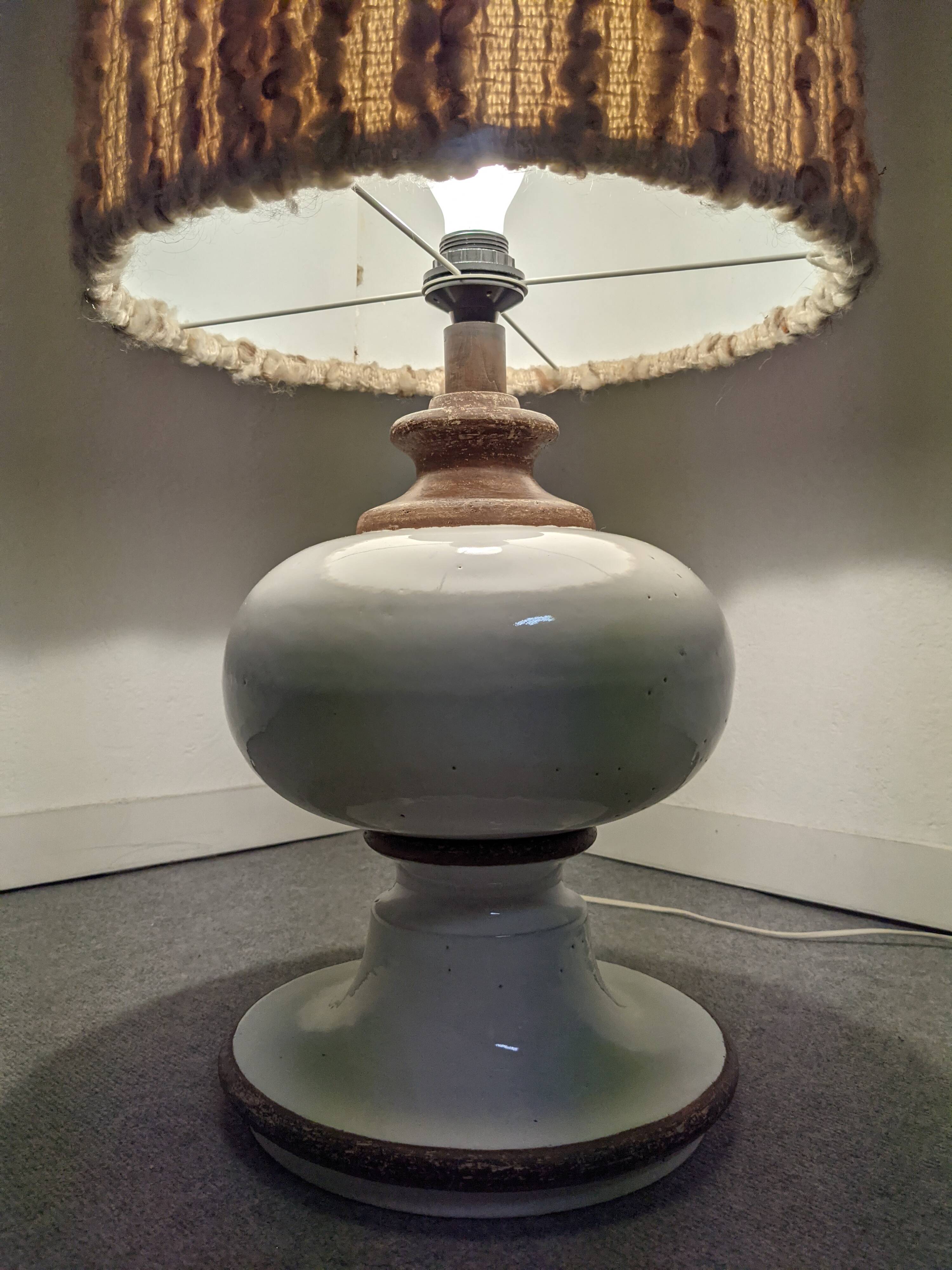 Lampe de sol en grès émaillé blanc et abat-jour en laine, années 60-70