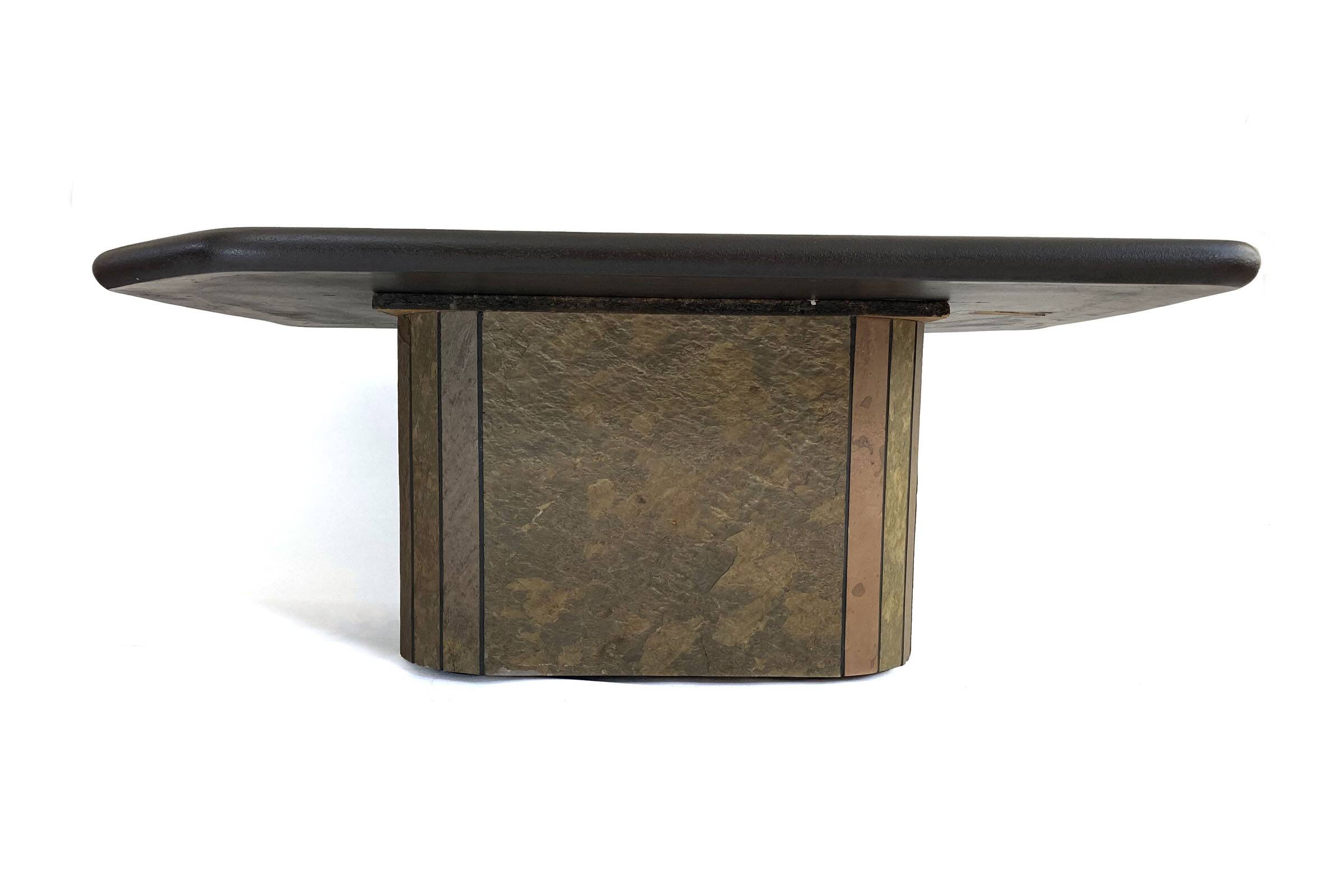Table basse brutaliste Paul Kingma - pierre, ardoise et laiton