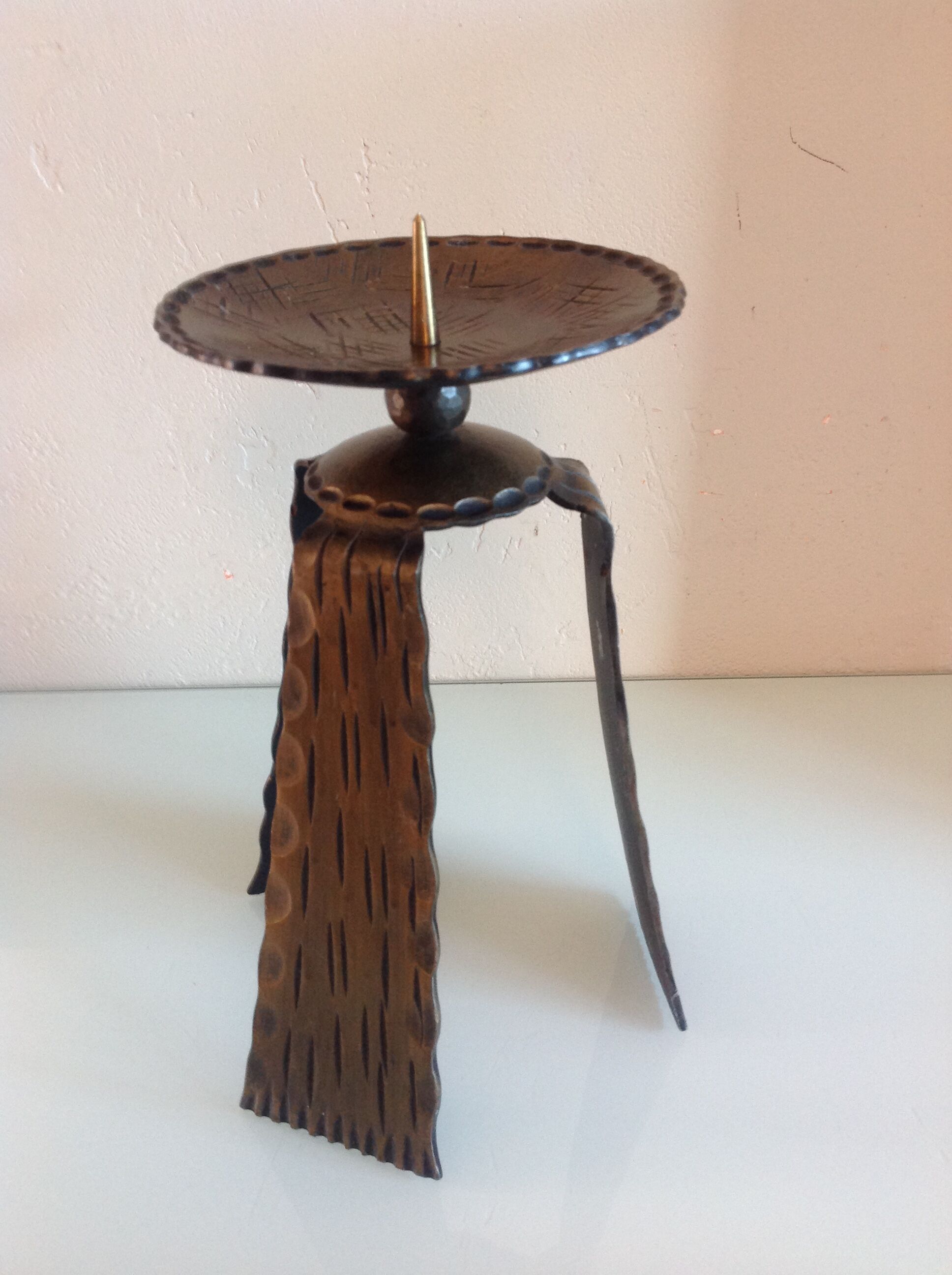 Brutalist candle holder tripod in golden metal / vintage 60s-70s