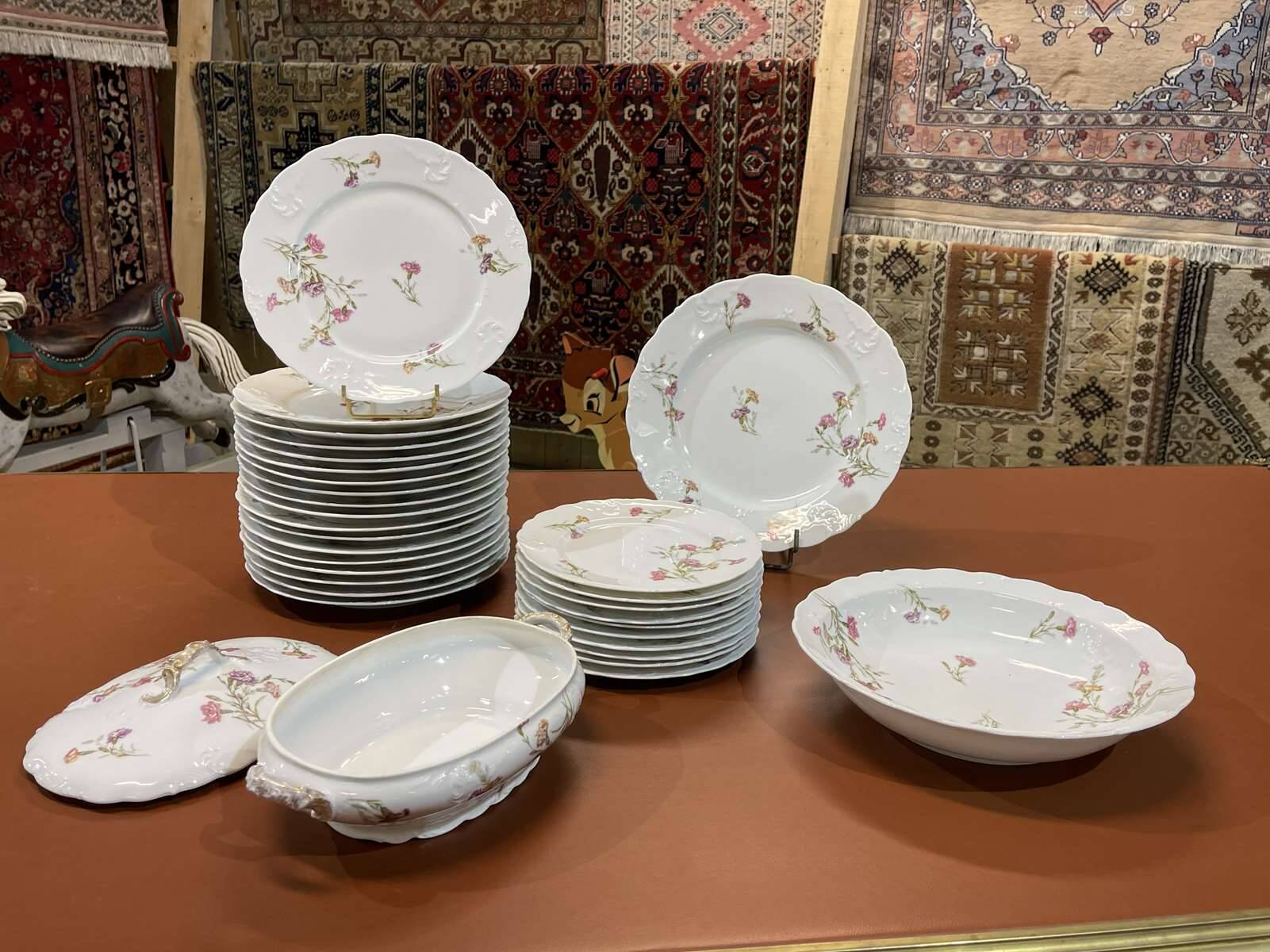 Service de table en porcelaine de Limoges à décor floral des années 1950 - 31 pièces