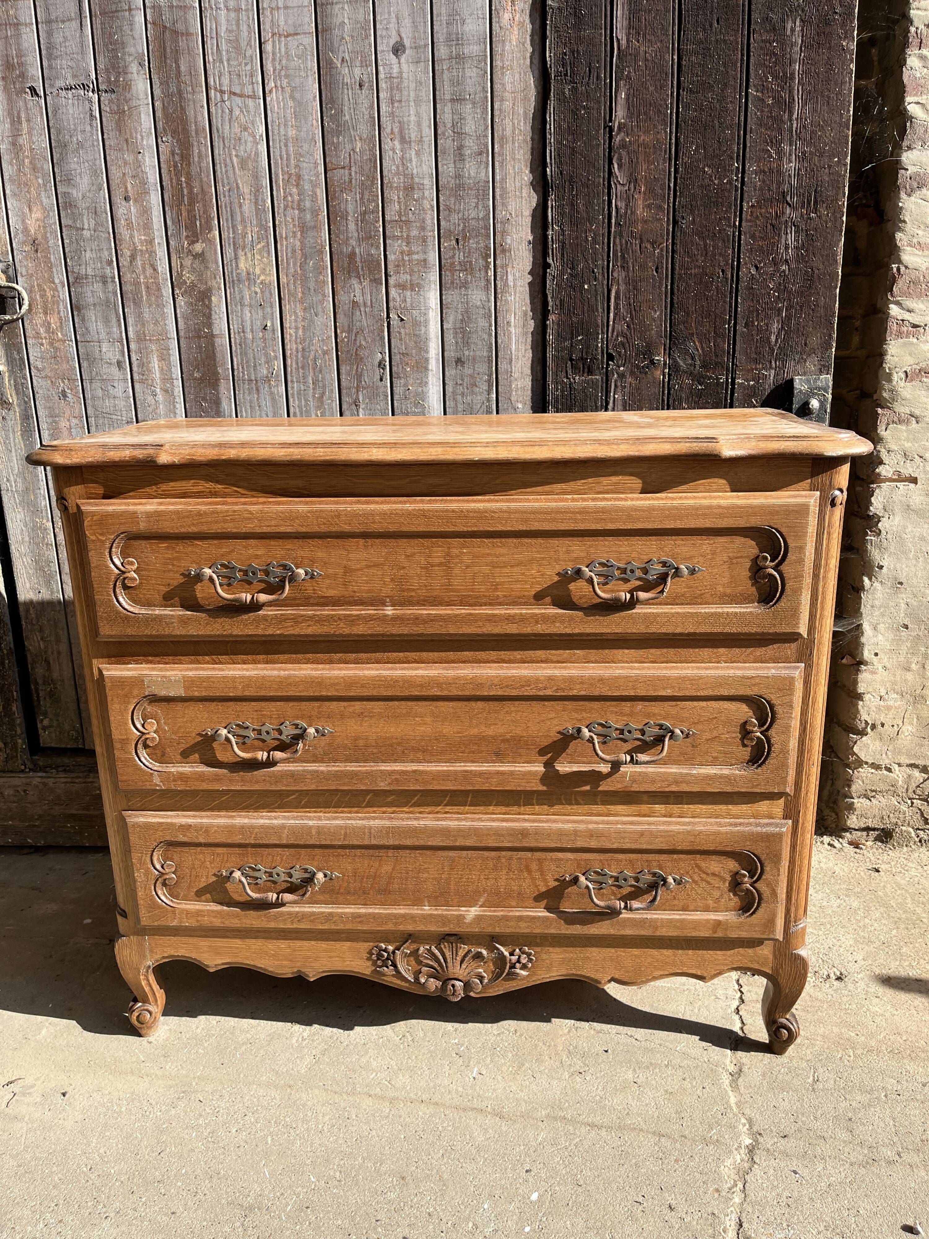 SOLID OAK CHEST OF DRAWERS
