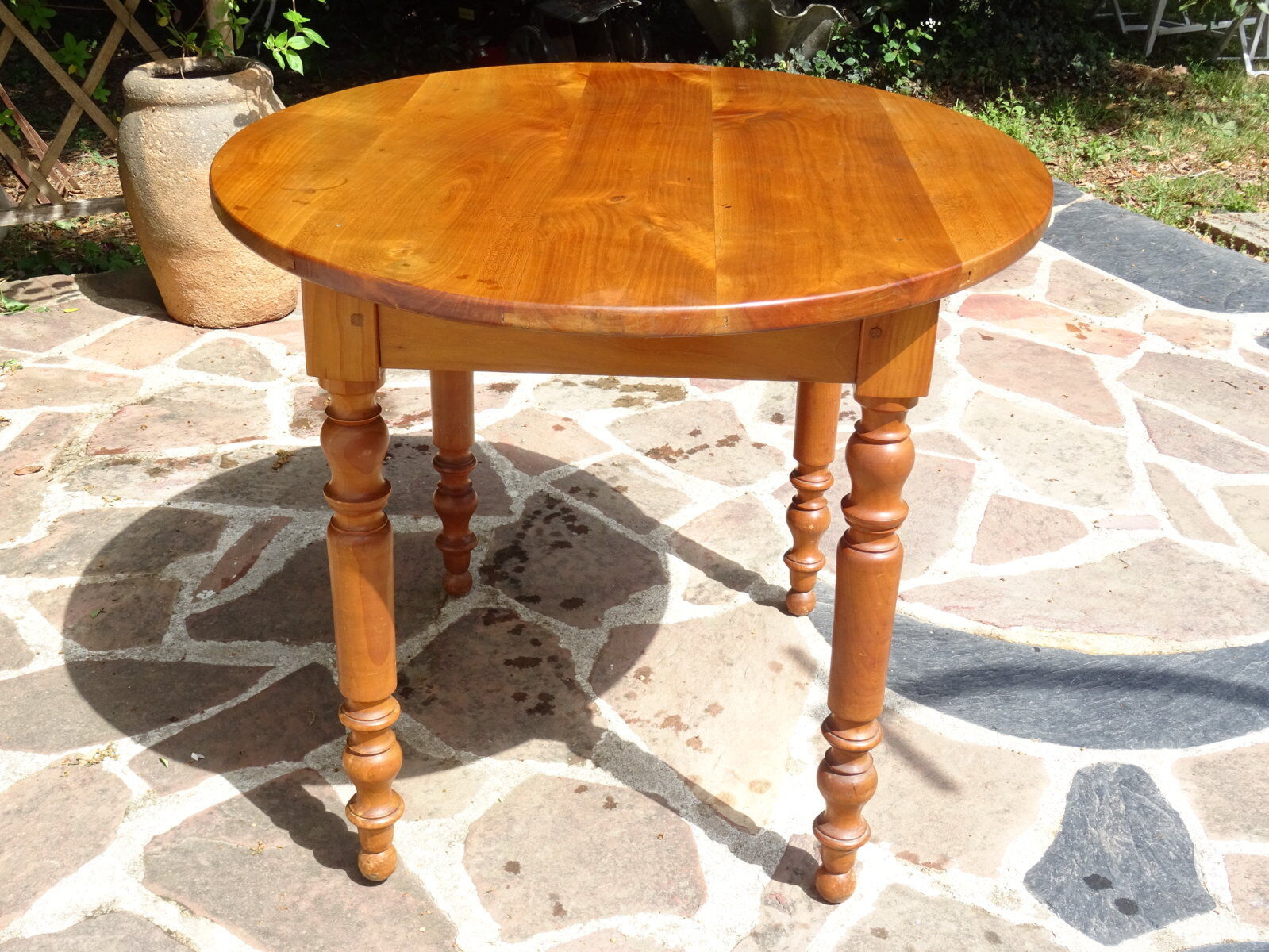 Table ovale bois fruitier