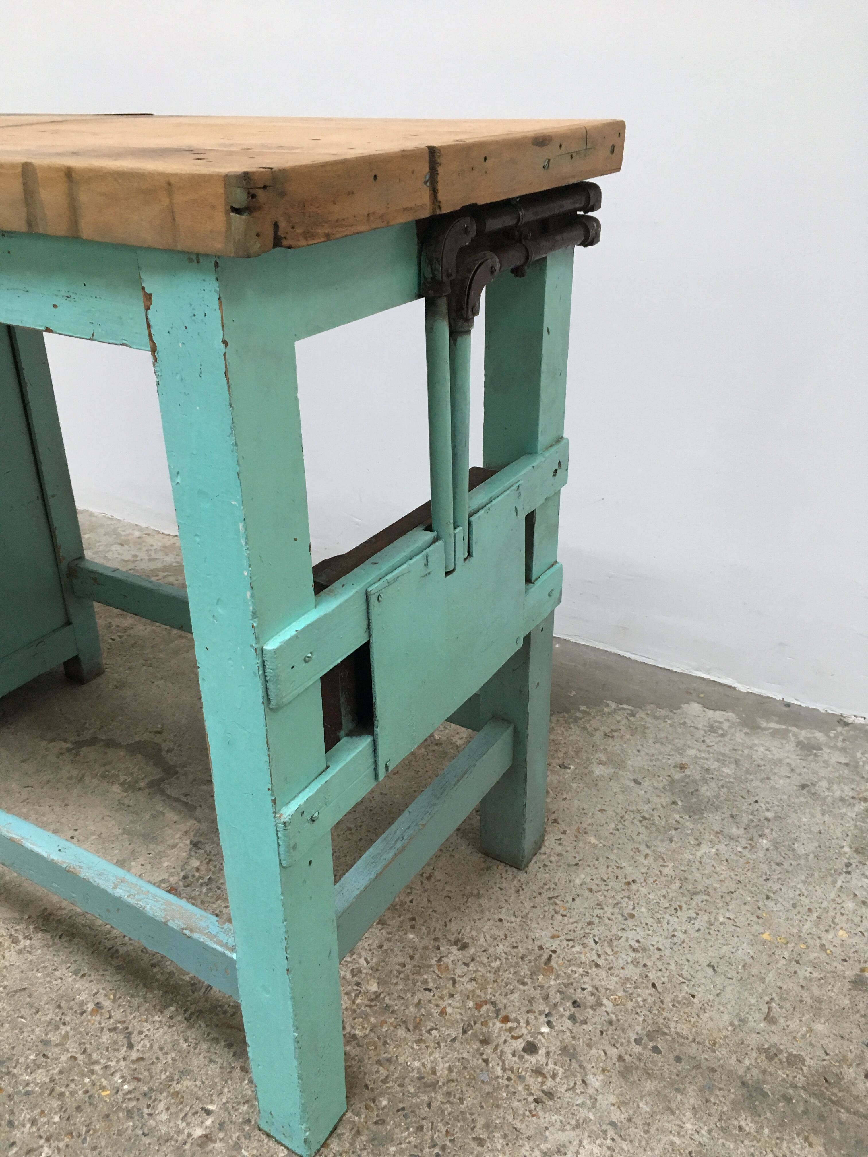 Counter desk established mint