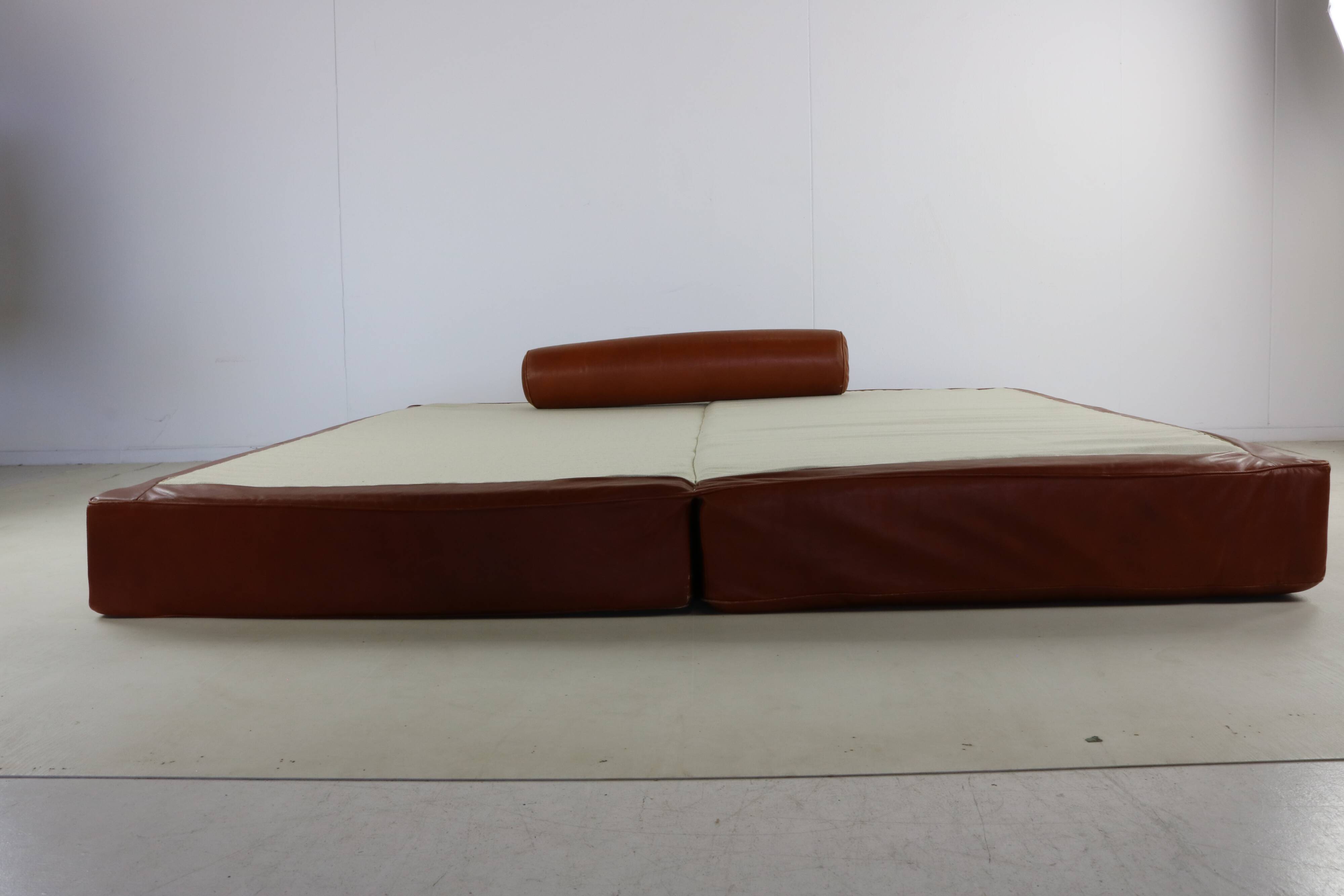 Scarce dutch design all leather daybed by Martin Visser for Spectrum Hollan