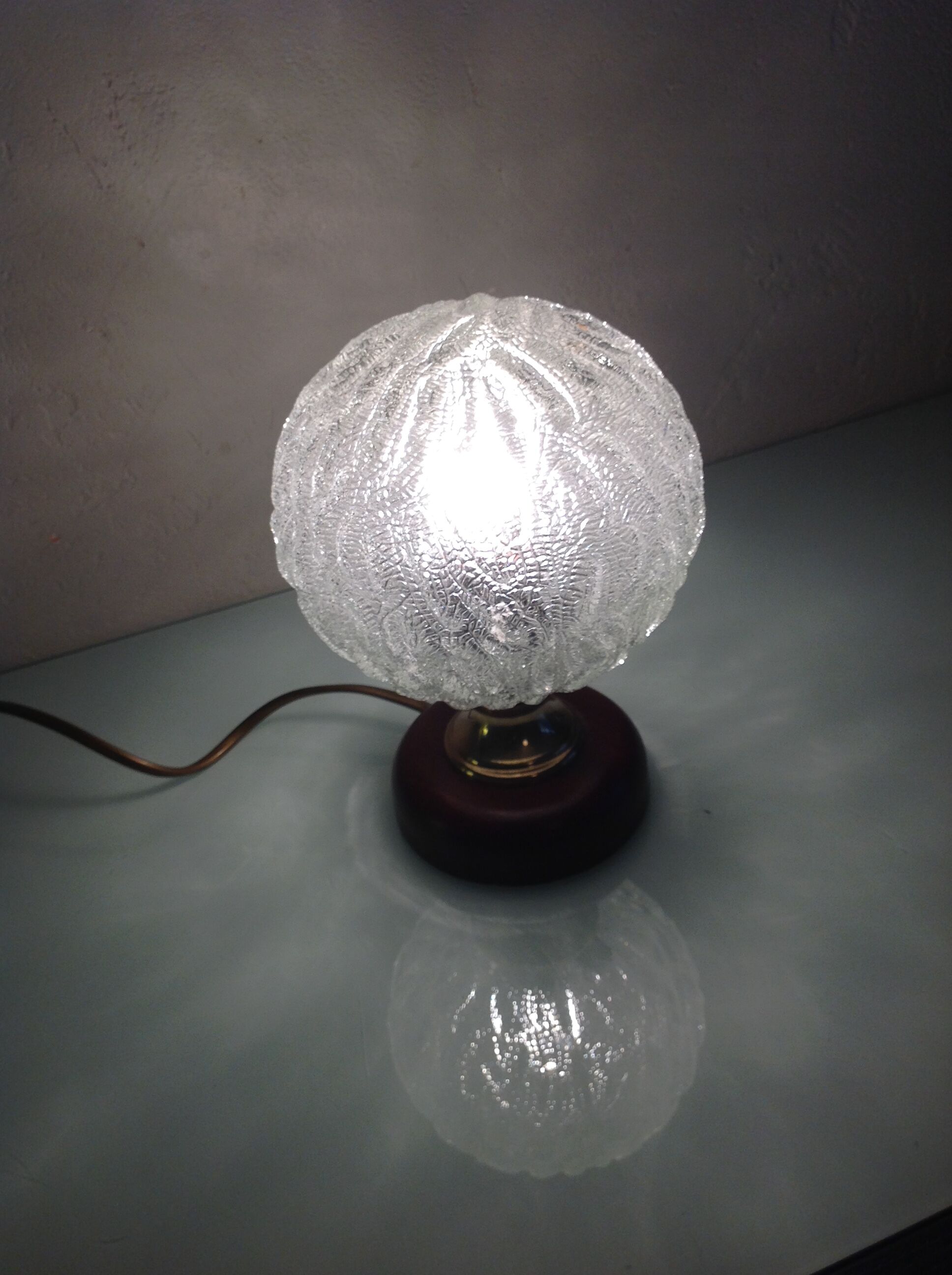 Structured glass bedside lamp and wooden foot / vintage 60s-70s