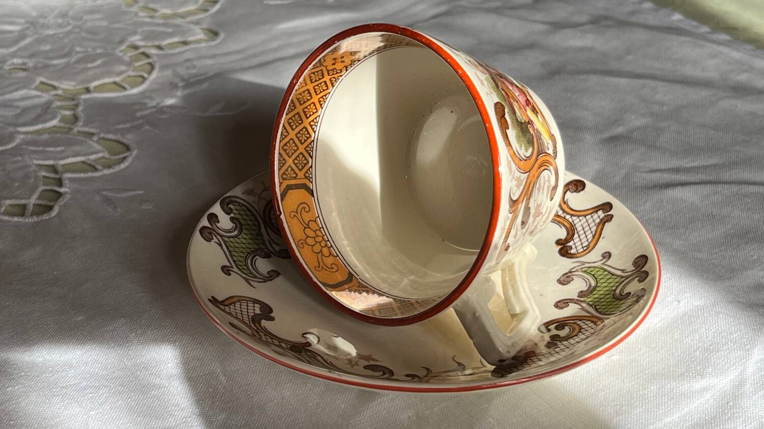 Set of 4 vintage Sarreguemines tea cups and 5 saucers