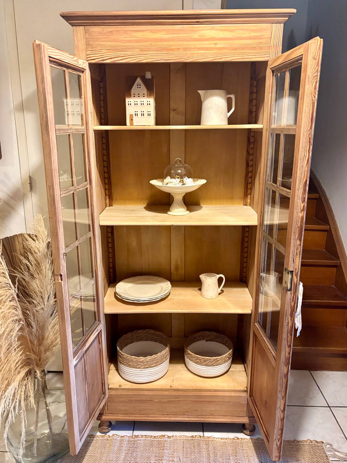 Parisian showcase pitchpin